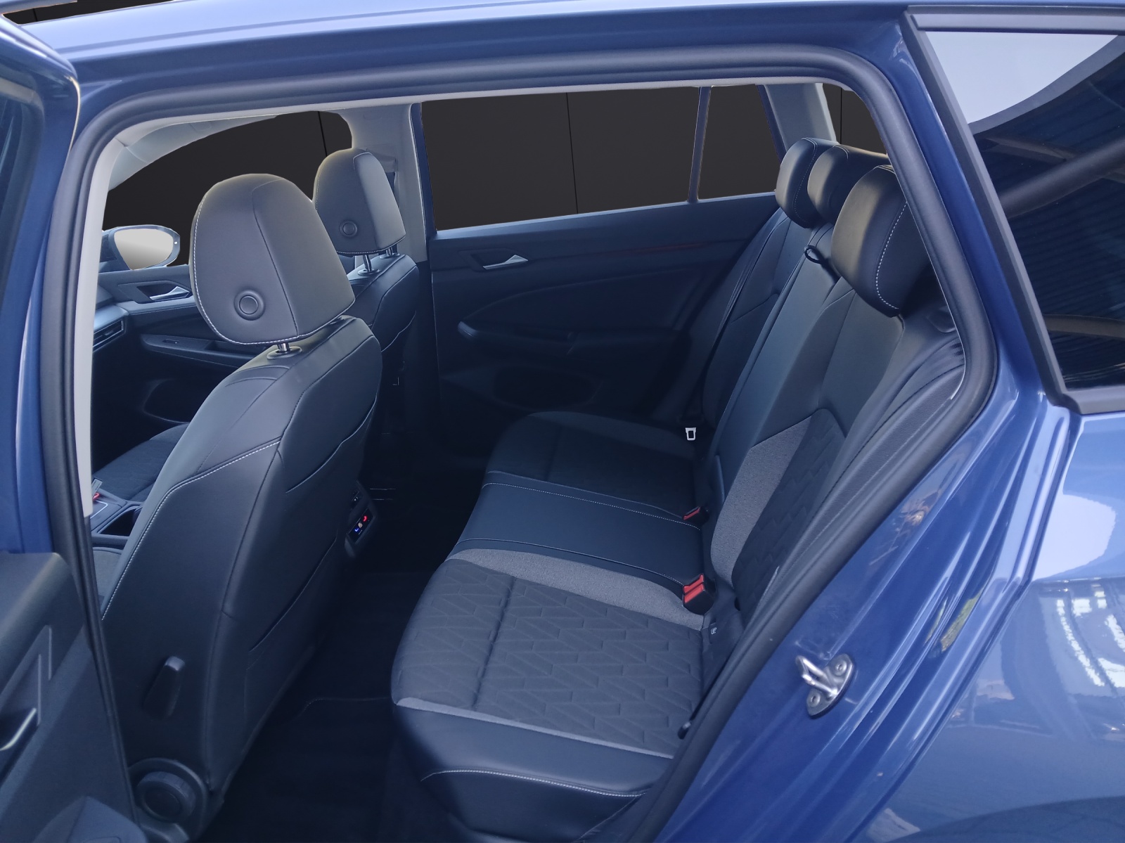 Fahrzeugabbildung Volkswagen Golf VIII Variant eTSI Goal DSG LED AHK Navi AID ACC RFK SH