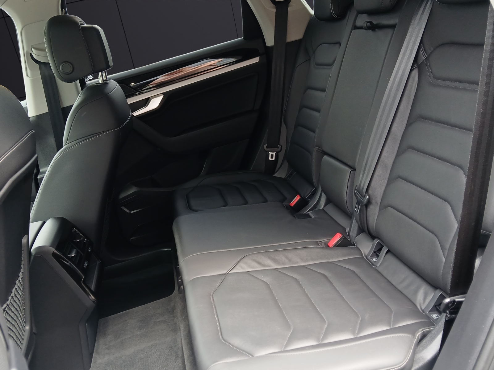 Fahrzeugabbildung Volkswagen Touareg 3.0 TDI 4M LED AHK Navi Luft ACC AID RFK SHZ