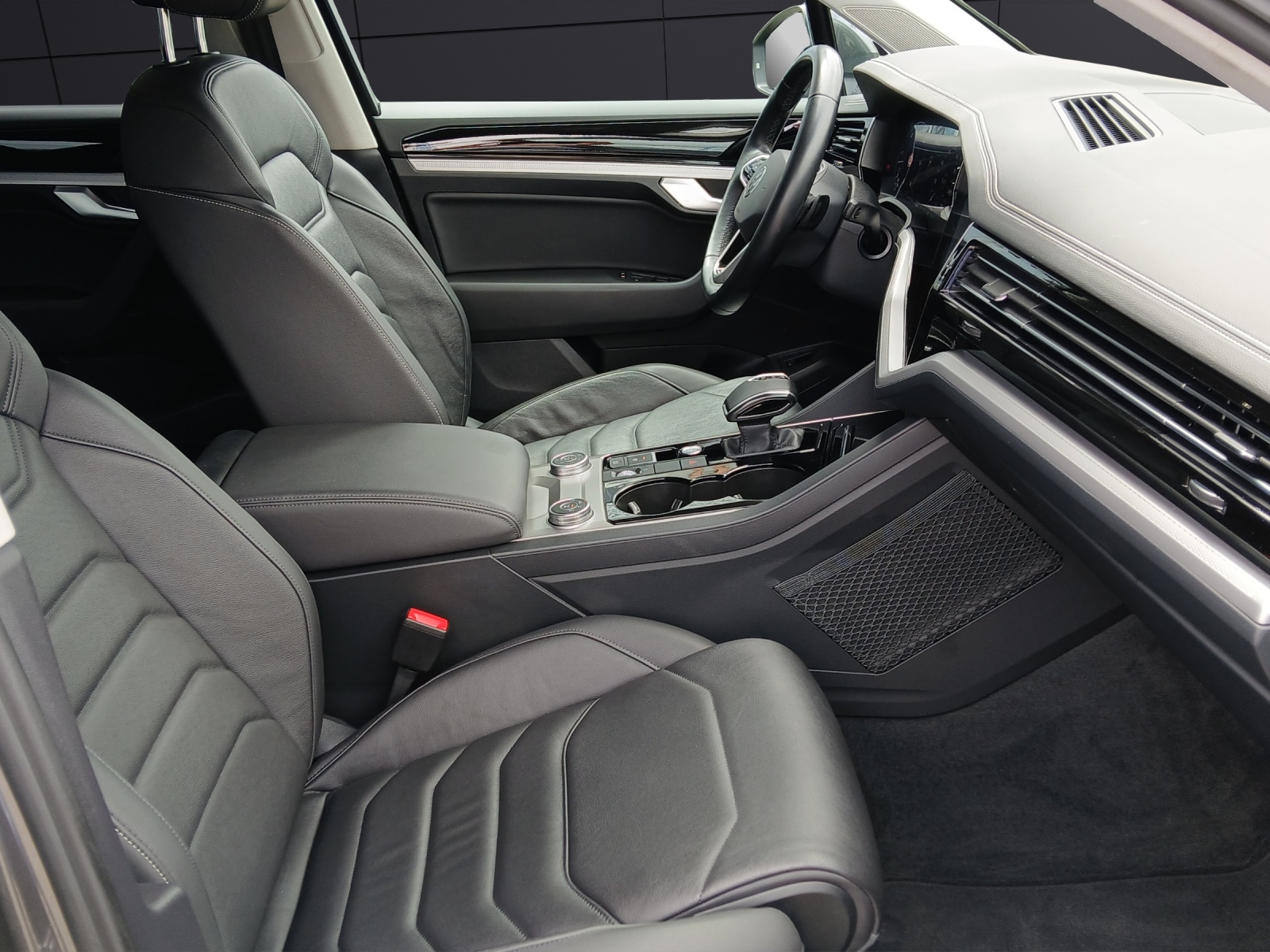 Fahrzeugabbildung Volkswagen Touareg 3.0 TDI 4M LED AHK Navi Luft ACC AID RFK SHZ