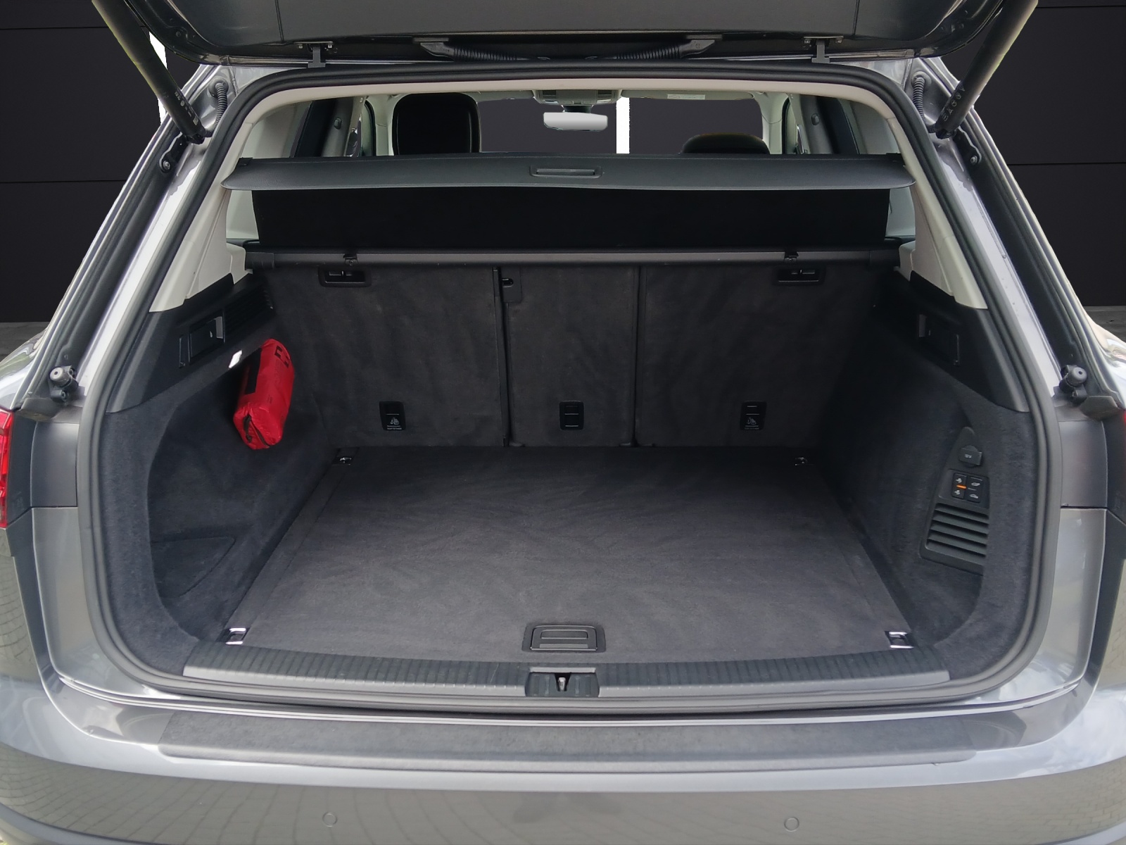 Fahrzeugabbildung Volkswagen Touareg 3.0 TDI 4M LED AHK Navi Luft ACC AID RFK SHZ
