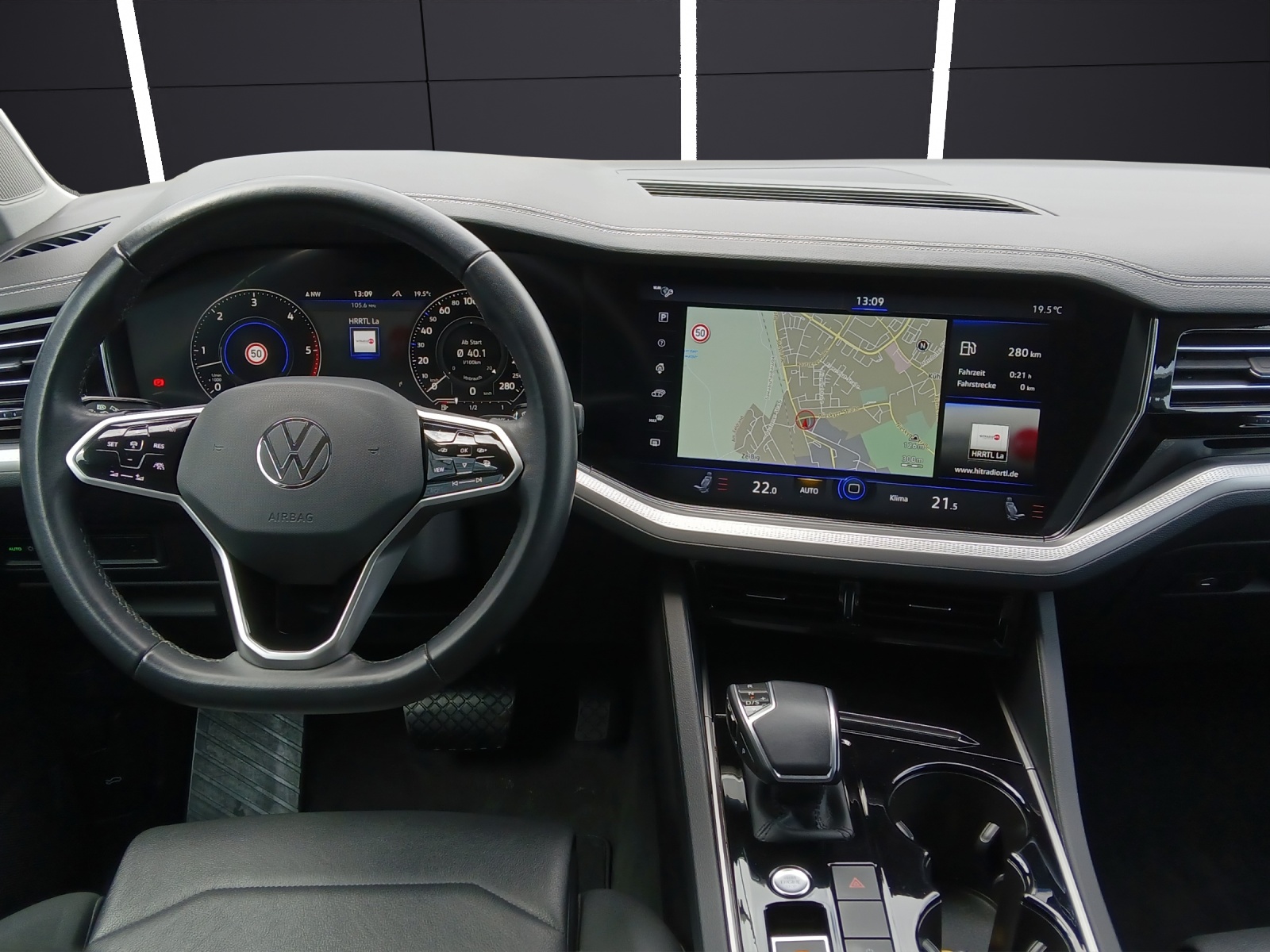 Fahrzeugabbildung Volkswagen Touareg 3.0 TDI 4M LED AHK Navi Luft ACC AID RFK SHZ