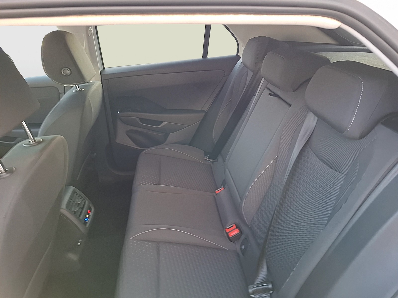 Fahrzeugabbildung Volkswagen T-Roc eTSI Life DSG LEDplus Navi AID ACC RFK SH