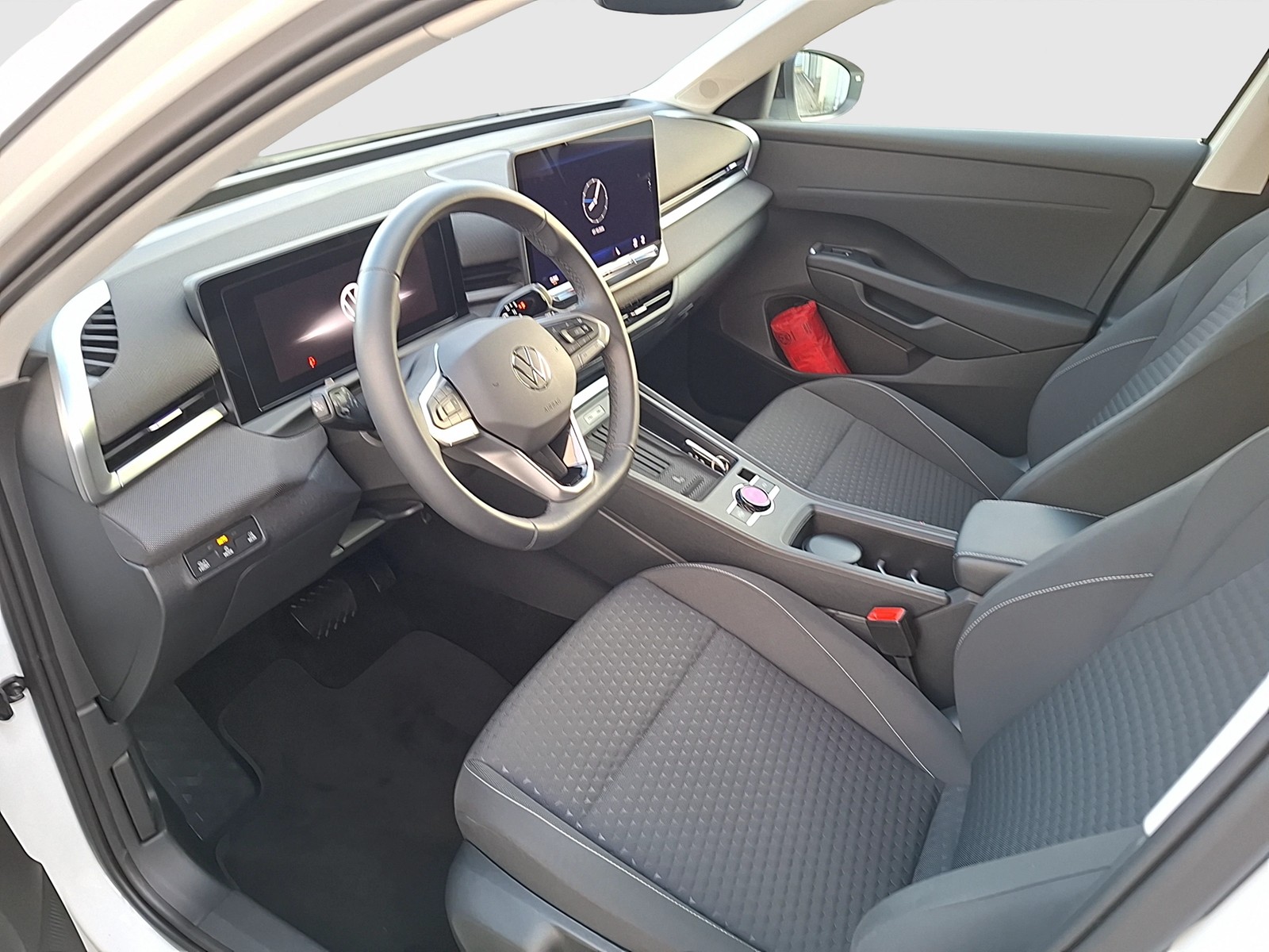 Fahrzeugabbildung Volkswagen T-Roc eTSI Life DSG LEDplus Navi AID ACC RFK SH