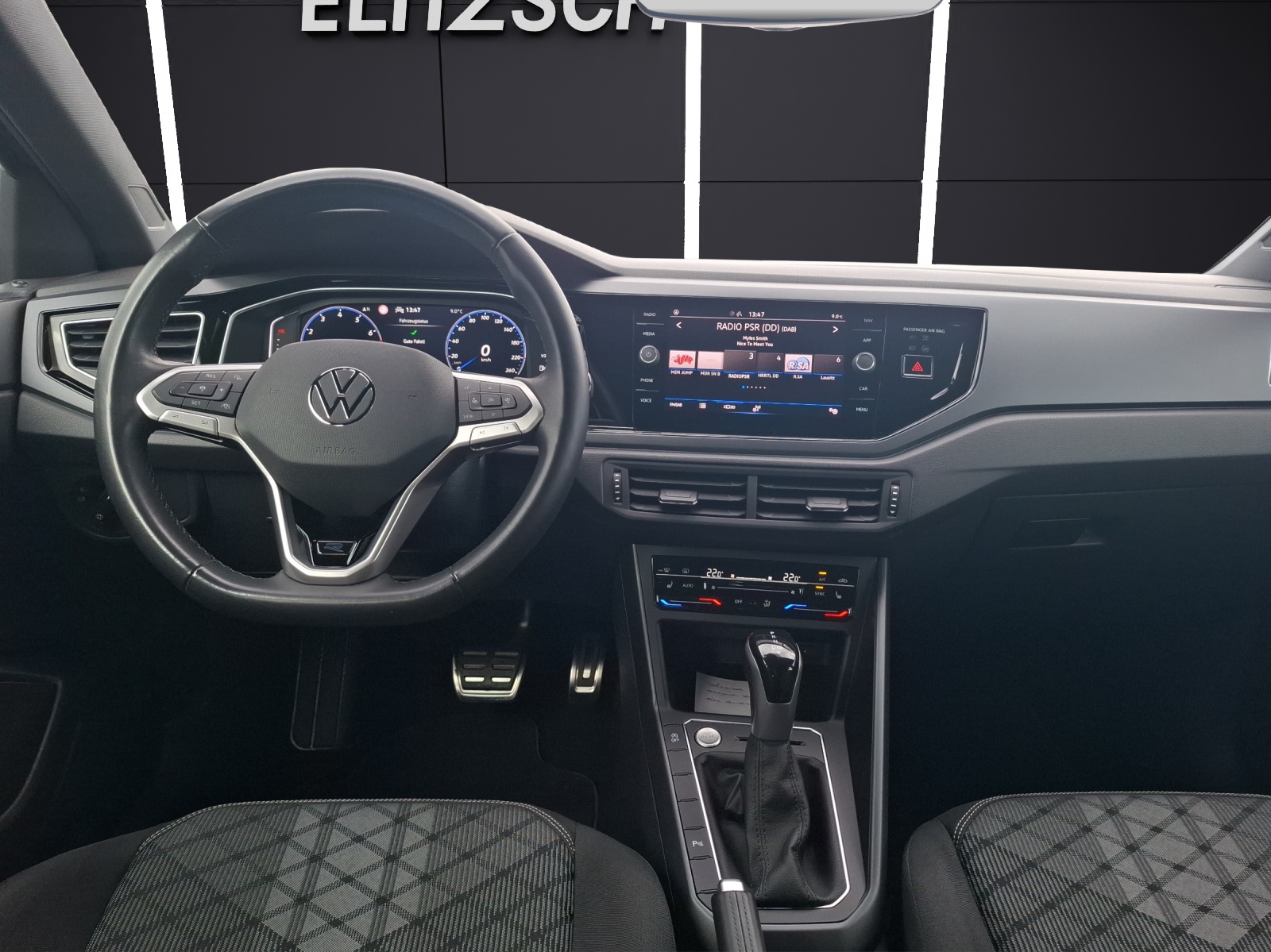 Fahrzeugabbildung Volkswagen Taigo R-Line DSG MatrixLED AHK Navi AID ACC RFK SH