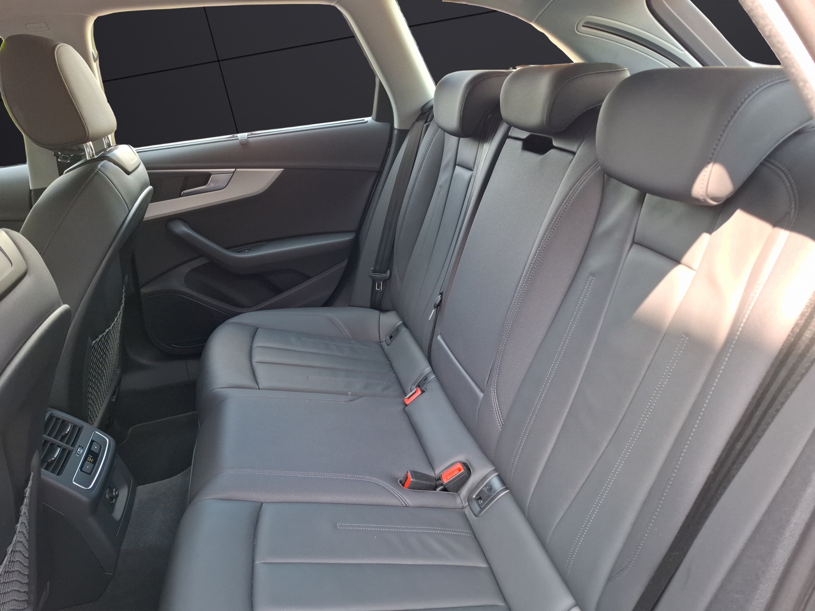 Fahrzeugabbildung Audi A4 Avant 40 TFSI advanced quattro S-tronic Navi AVC RFK