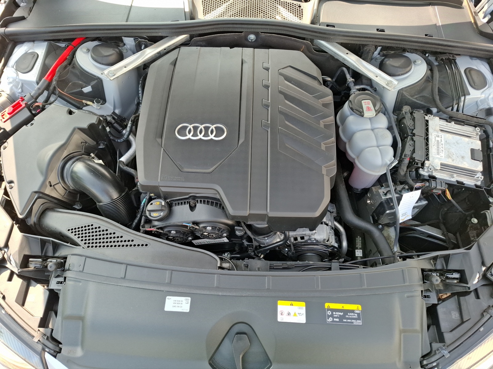 Fahrzeugabbildung Audi A4 Avant 40 TFSI advanced quattro S-tronic Navi AVC RFK