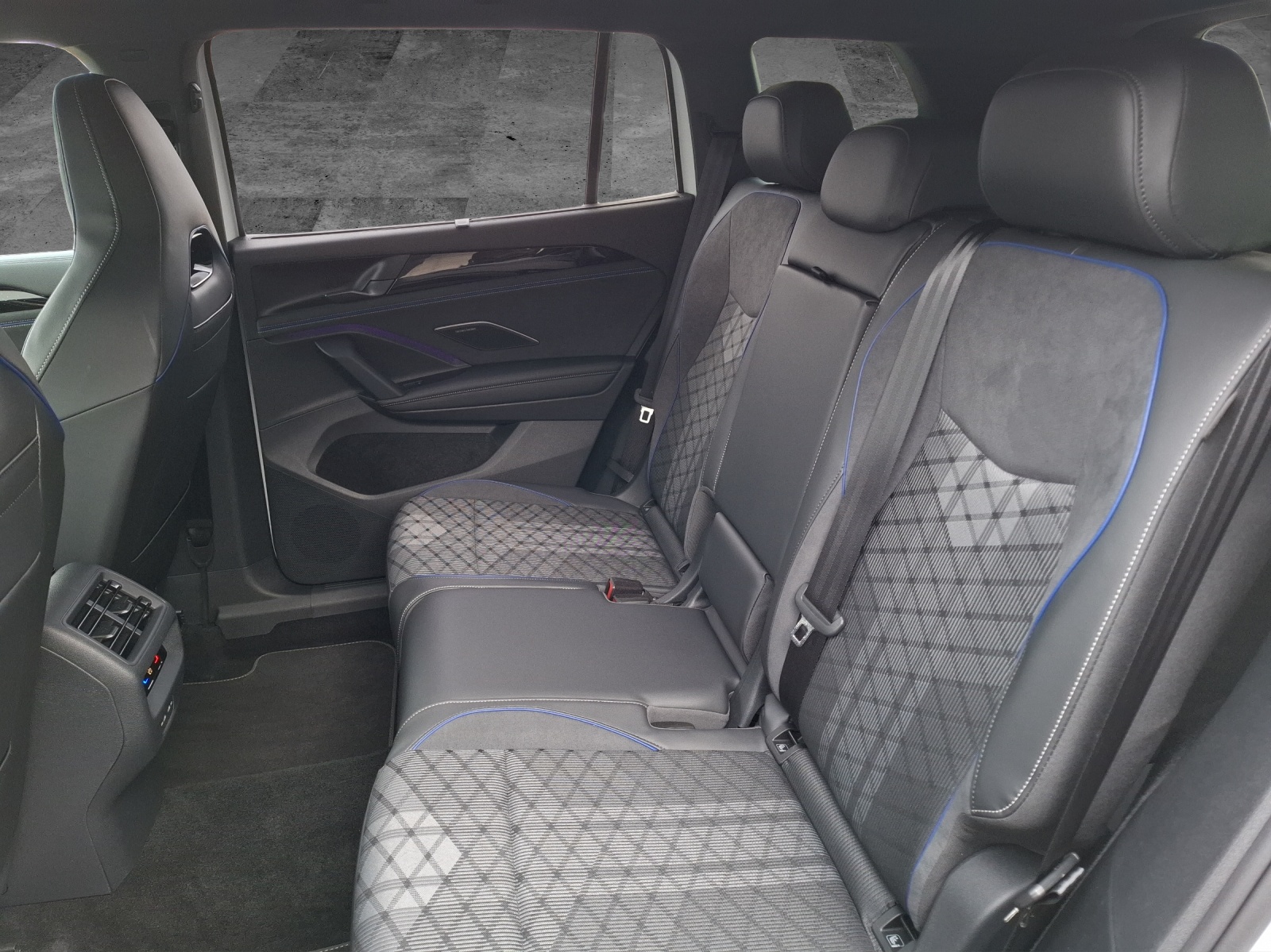 Fahrzeugabbildung Volkswagen Tayron TDI R-Line DSG 4M Matrix AHK Navi AID ACC RFK Harman SH 20