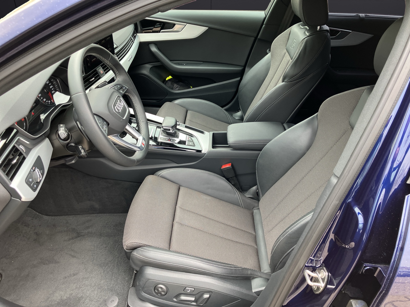 Fahrzeugabbildung Audi A4 Avant 45 TFSI quattro S line