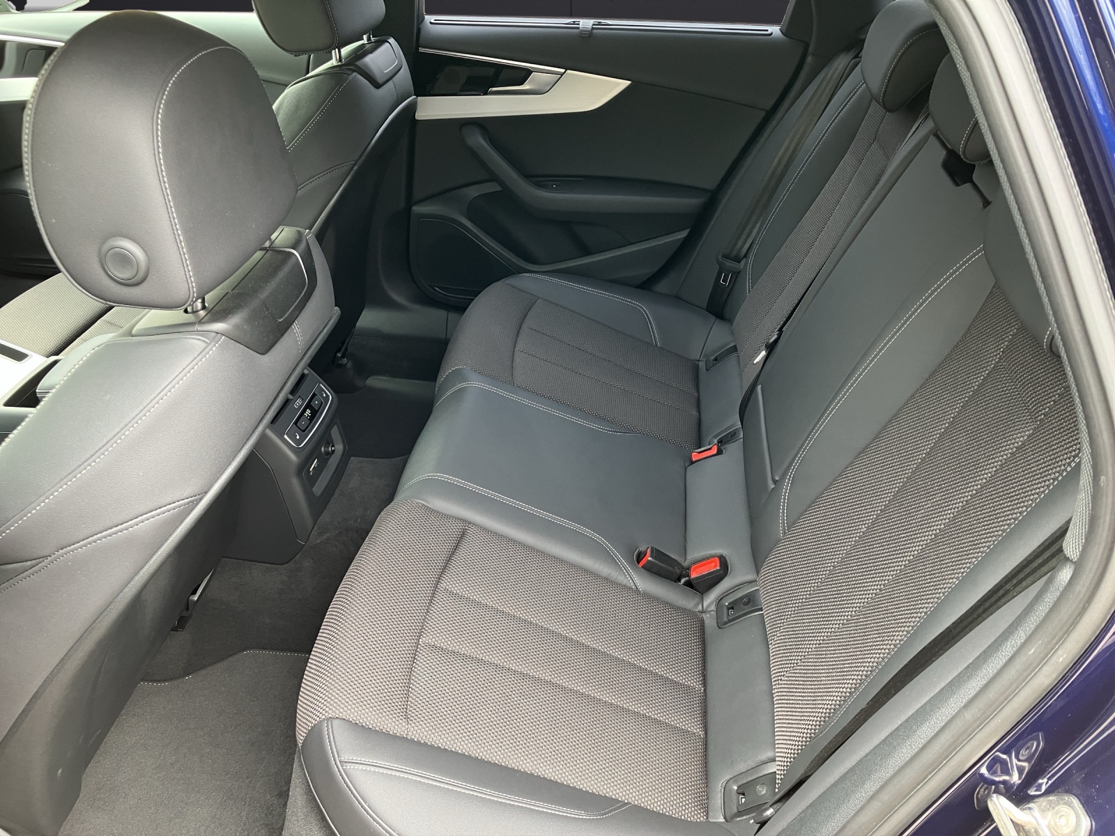 Fahrzeugabbildung Audi A4 Avant 45 TFSI quattro S line