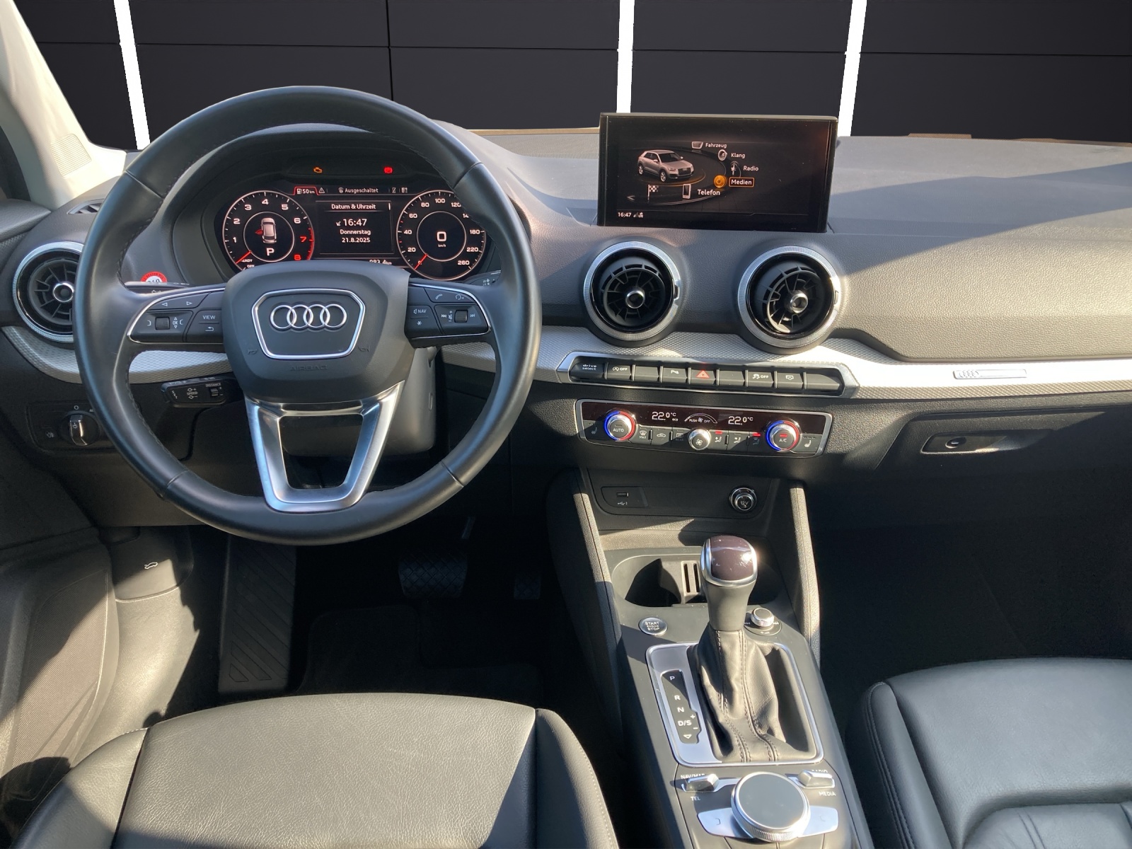 Fahrzeugabbildung Audi Q2 35 TFSI S-line S-tronic LED Navi AVC ACC RFK SH