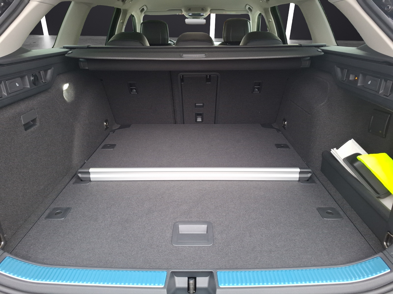 Fahrzeugabbildung Volkswagen Passat Variant TDI Elegance DSG Matrix AHK Navi AID HUD ACC RFK SH