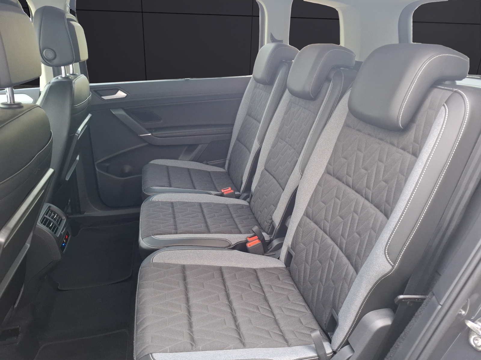 Fahrzeugabbildung Volkswagen Touran TSI Comfortline KESSY NAVI AHZV