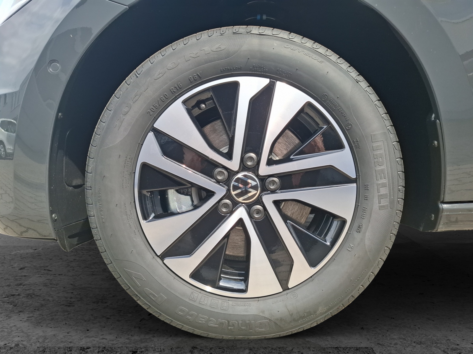 Fahrzeugabbildung Volkswagen Touran TSI Comfortline KESSY NAVI AHZV