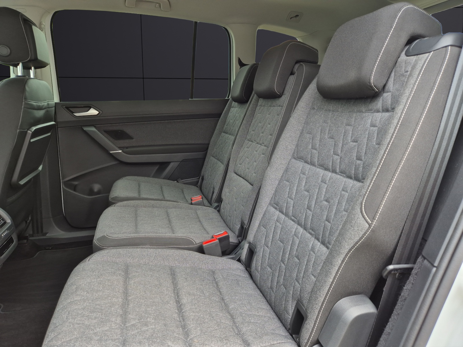 Fahrzeugabbildung Volkswagen Touran TSI Move 7-Si AHK Navi AID ACC PDC SH LM