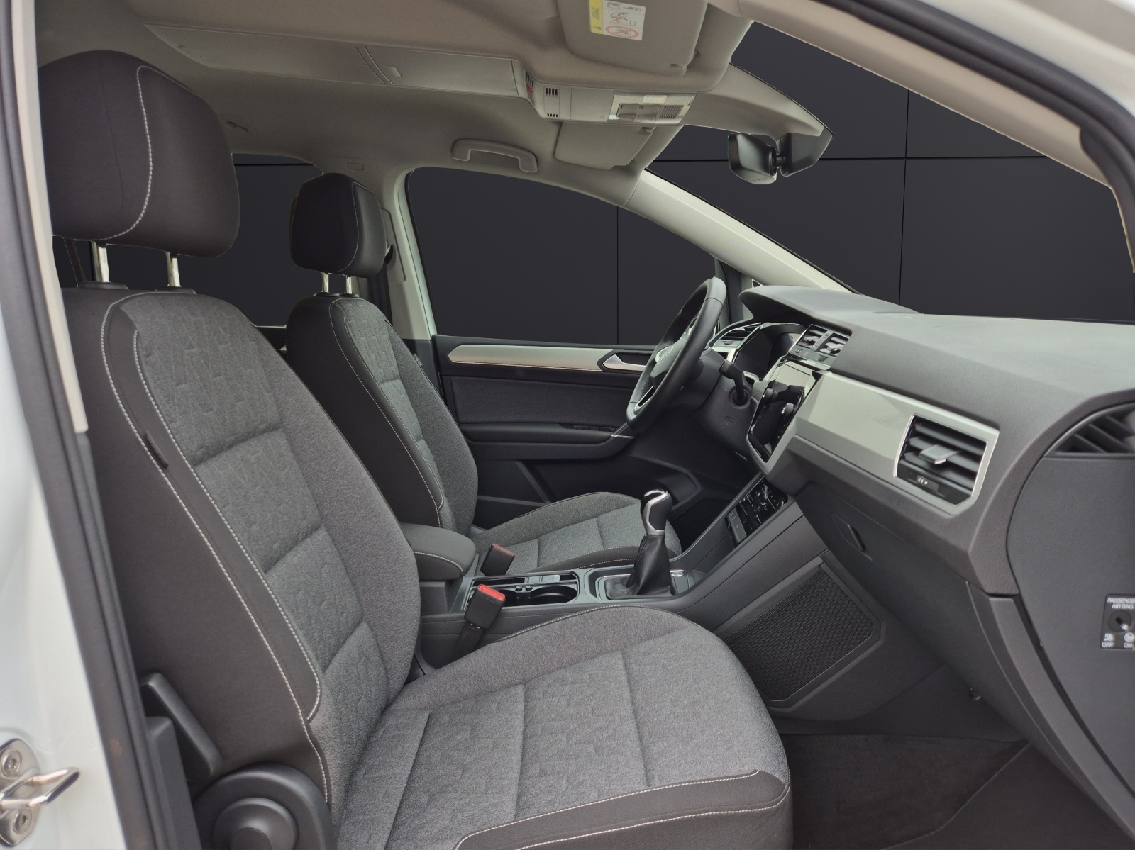 Fahrzeugabbildung Volkswagen Touran TSI Move 7-Si AHK Navi AID ACC PDC SH LM