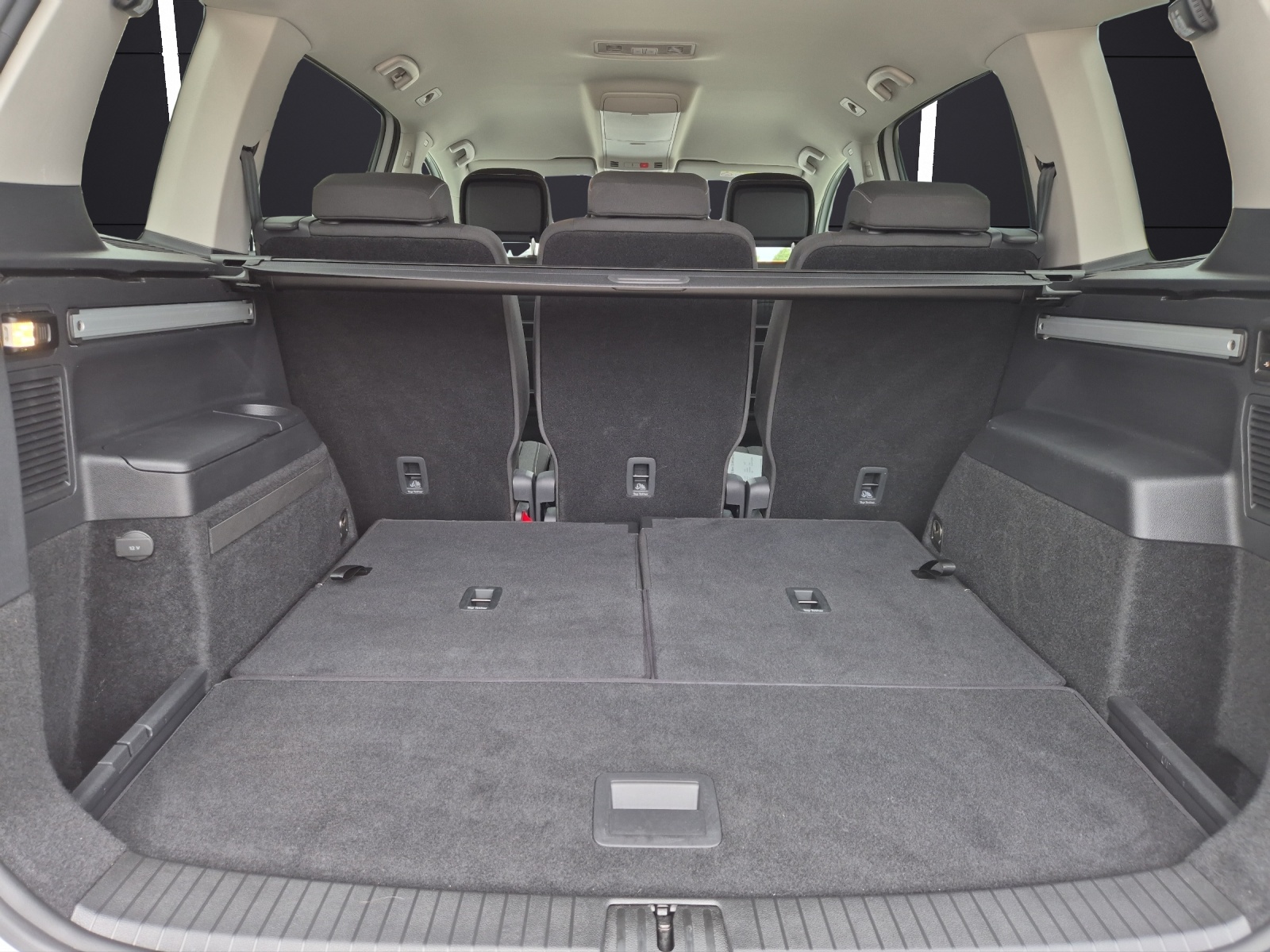Fahrzeugabbildung Volkswagen Touran TSI Move 7-Si AHK Navi AID ACC PDC SH LM
