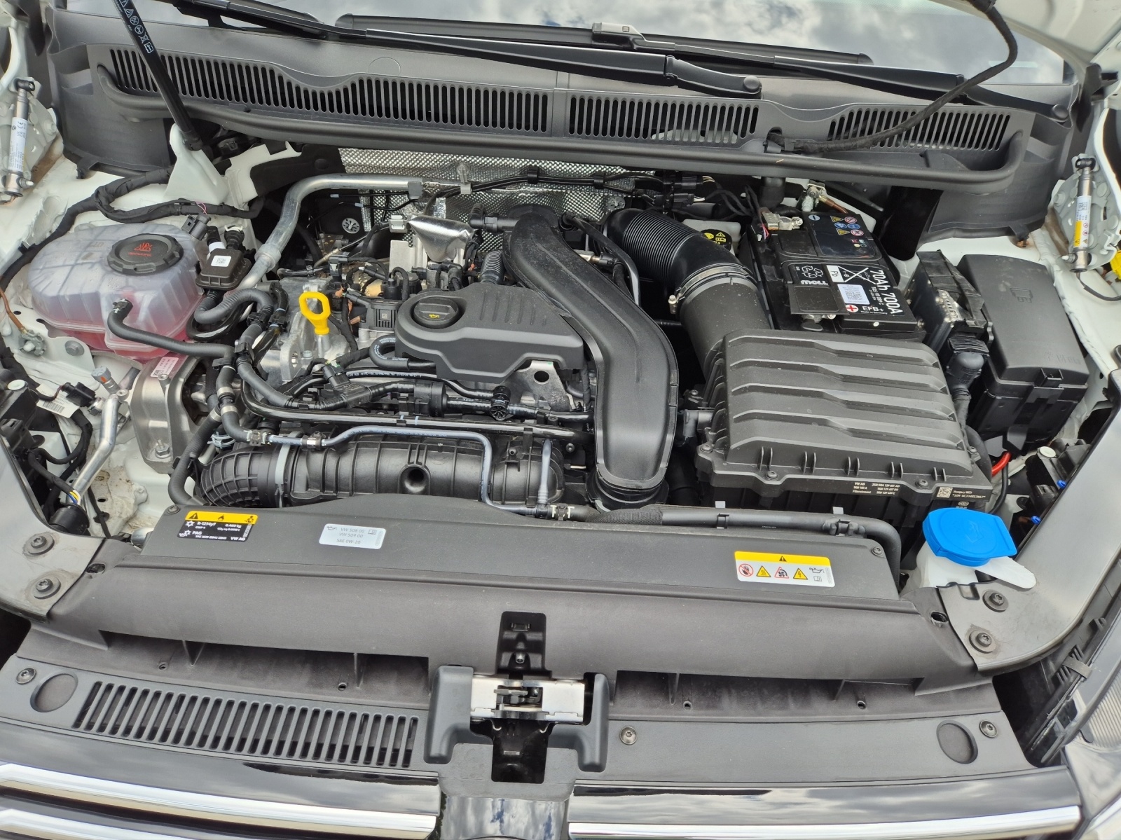 Fahrzeugabbildung Volkswagen Touran TSI Move 7-Si AHK Navi AID ACC PDC SH LM