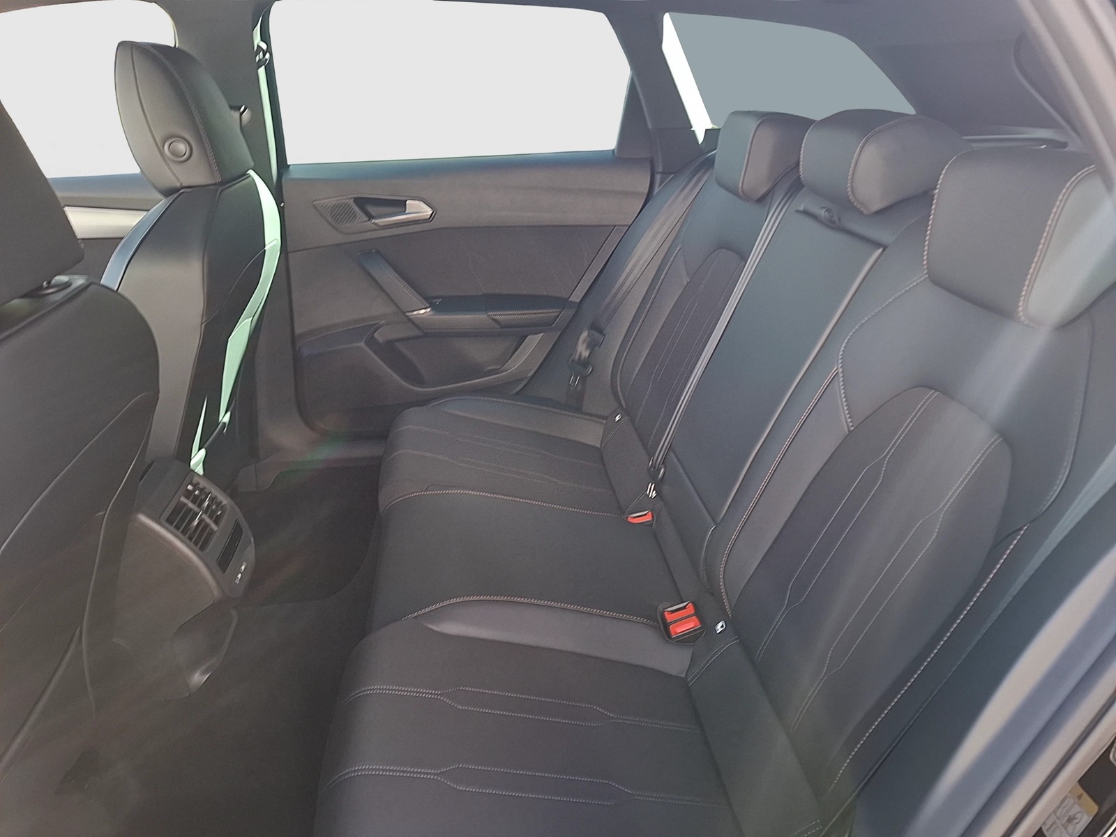 Fahrzeugabbildung CUPRA Leon ST eTSI DSG LED CarPlay ACC RFK SH 18