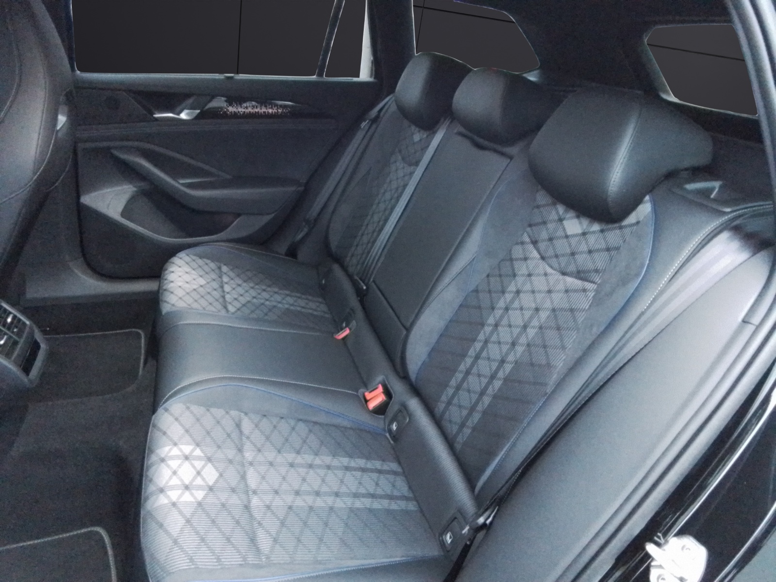 Fahrzeugabbildung Volkswagen Passat TDI DSG R-Line MATRIX ACC AHK 18