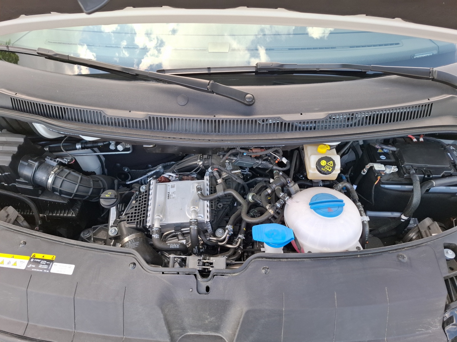 Fahrzeugabbildung Volkswagen T6 Kombi T6.1 TDI 9 Sitzer LR Klima, PDC, AHK Vorb.