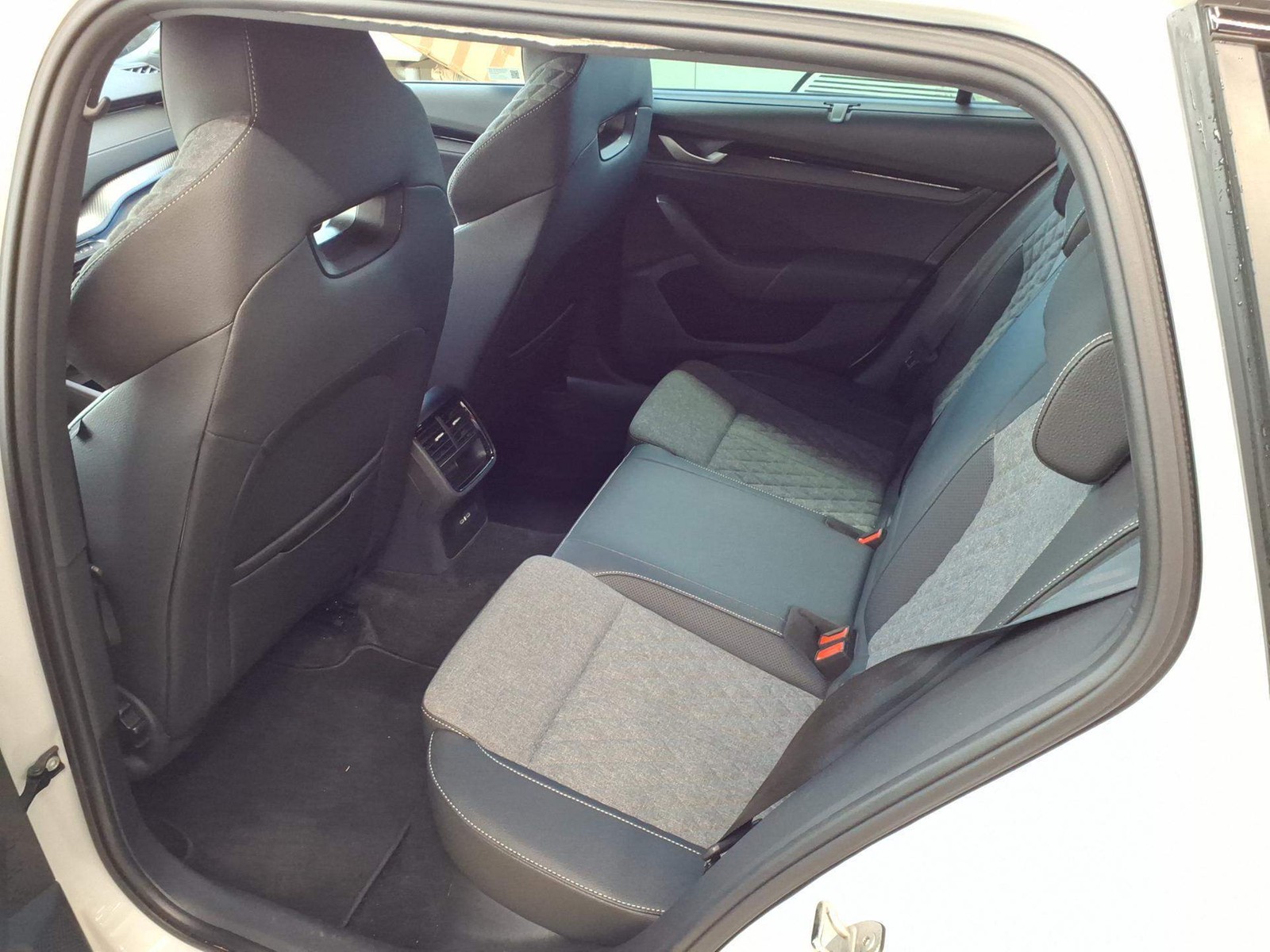 Fahrzeugabbildung SKODA Octavia Combi TDI Sportline DSG Matrix Navi HUD VC ACC 360° SH 18