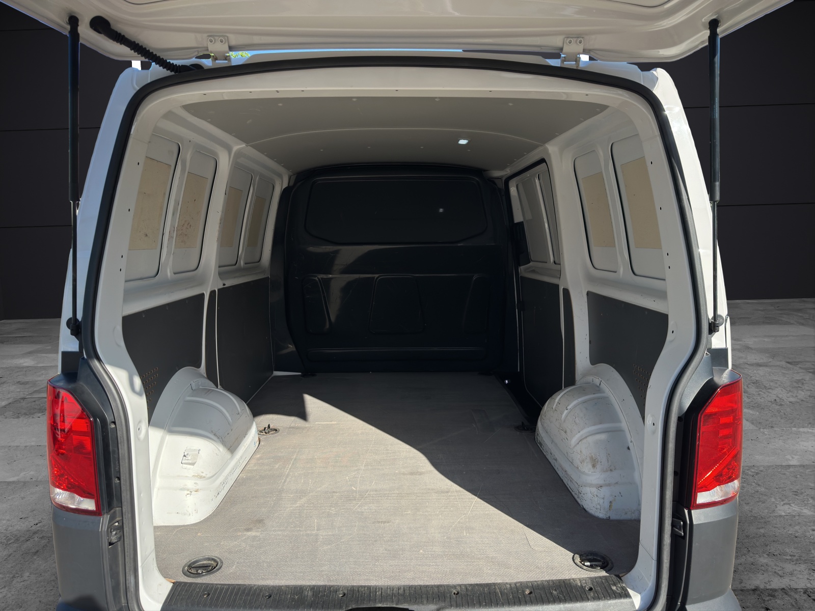 Fahrzeugabbildung Volkswagen T6 Transporter T6.1 TDI Kasten STH PDC DAB+ Klima