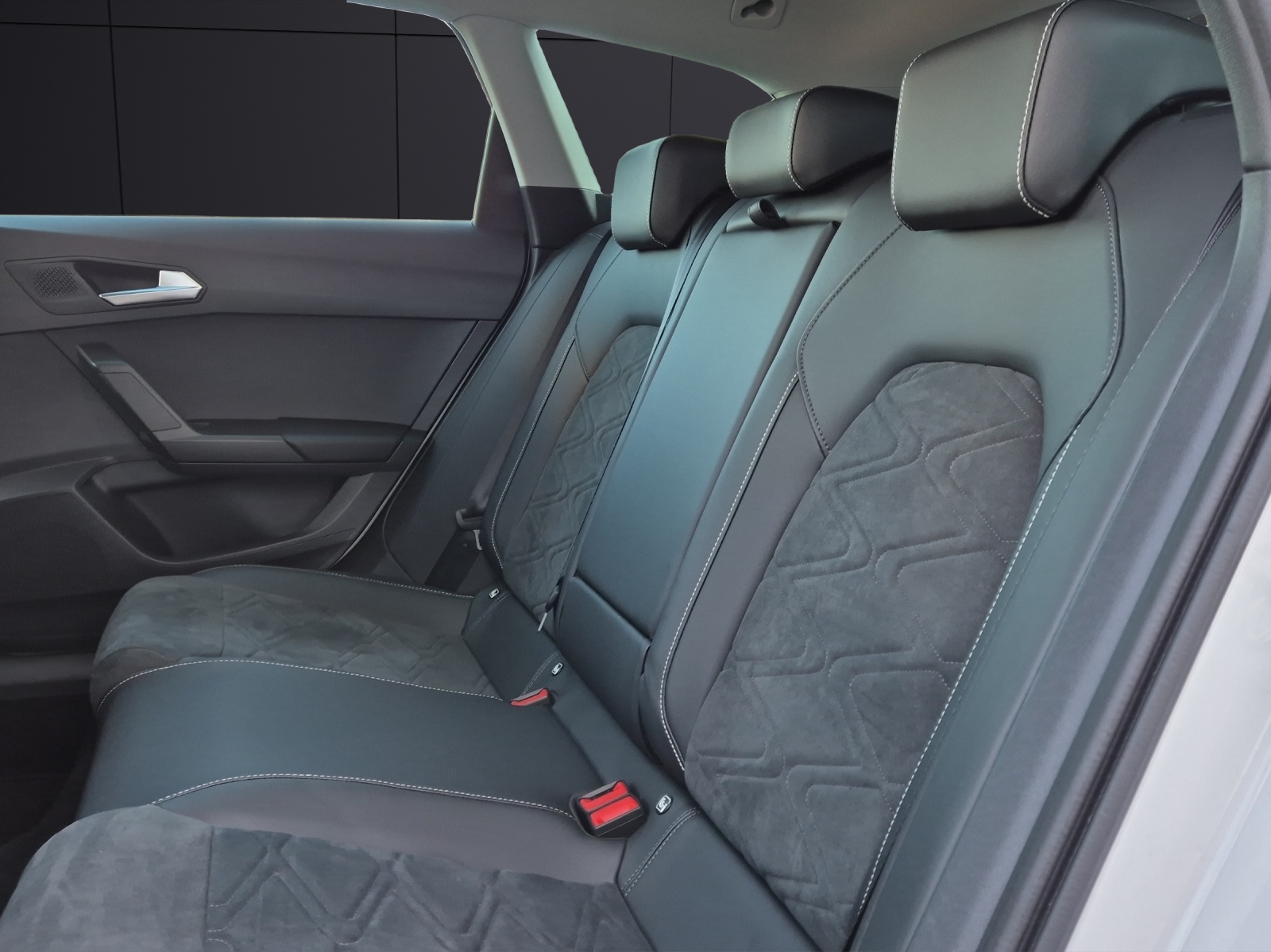 Fahrzeugabbildung SEAT Leon ST TDI Style DSG LED Navi AID ACC RFK beats SH