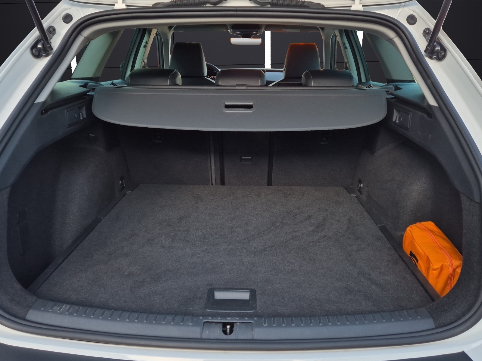 Fahrzeugabbildung SEAT Leon ST TDI Style DSG LED Navi AID ACC RFK beats SH