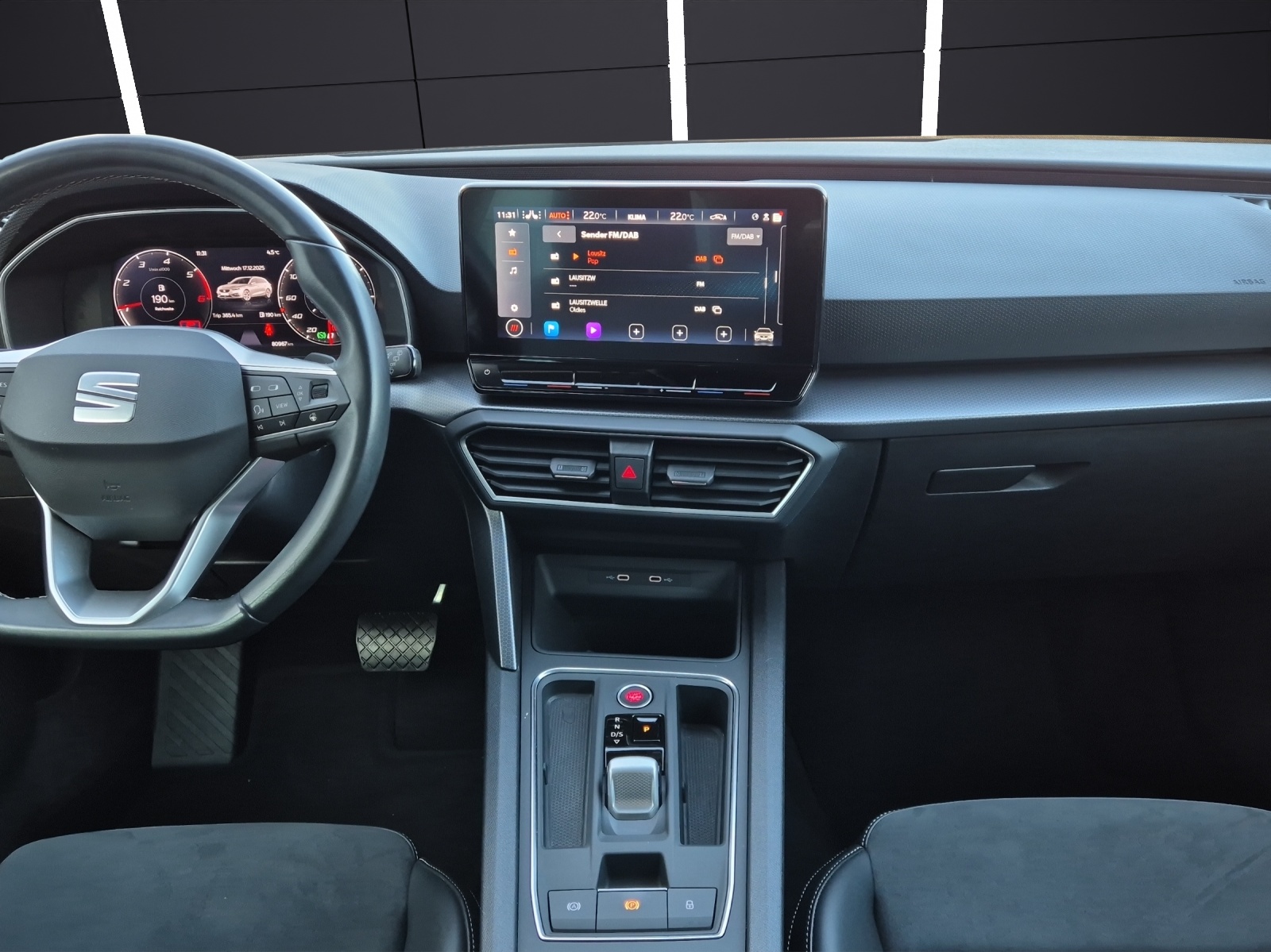 Fahrzeugabbildung SEAT Leon ST TDI Style DSG LED Navi AID ACC RFK beats SH