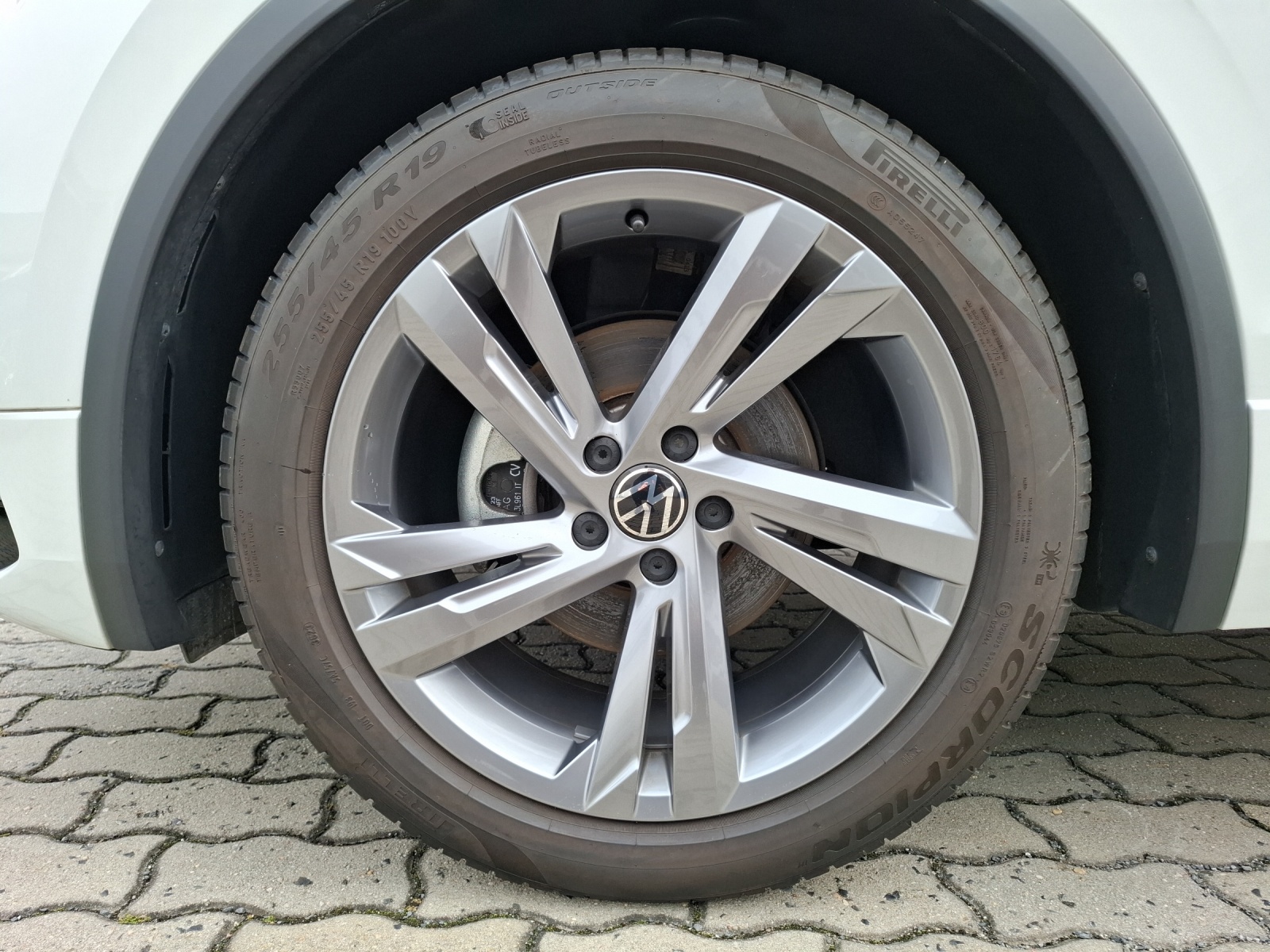 Fahrzeugabbildung Volkswagen Tiguan TSI R-Line DSG LED AID ACC PDC SH 19