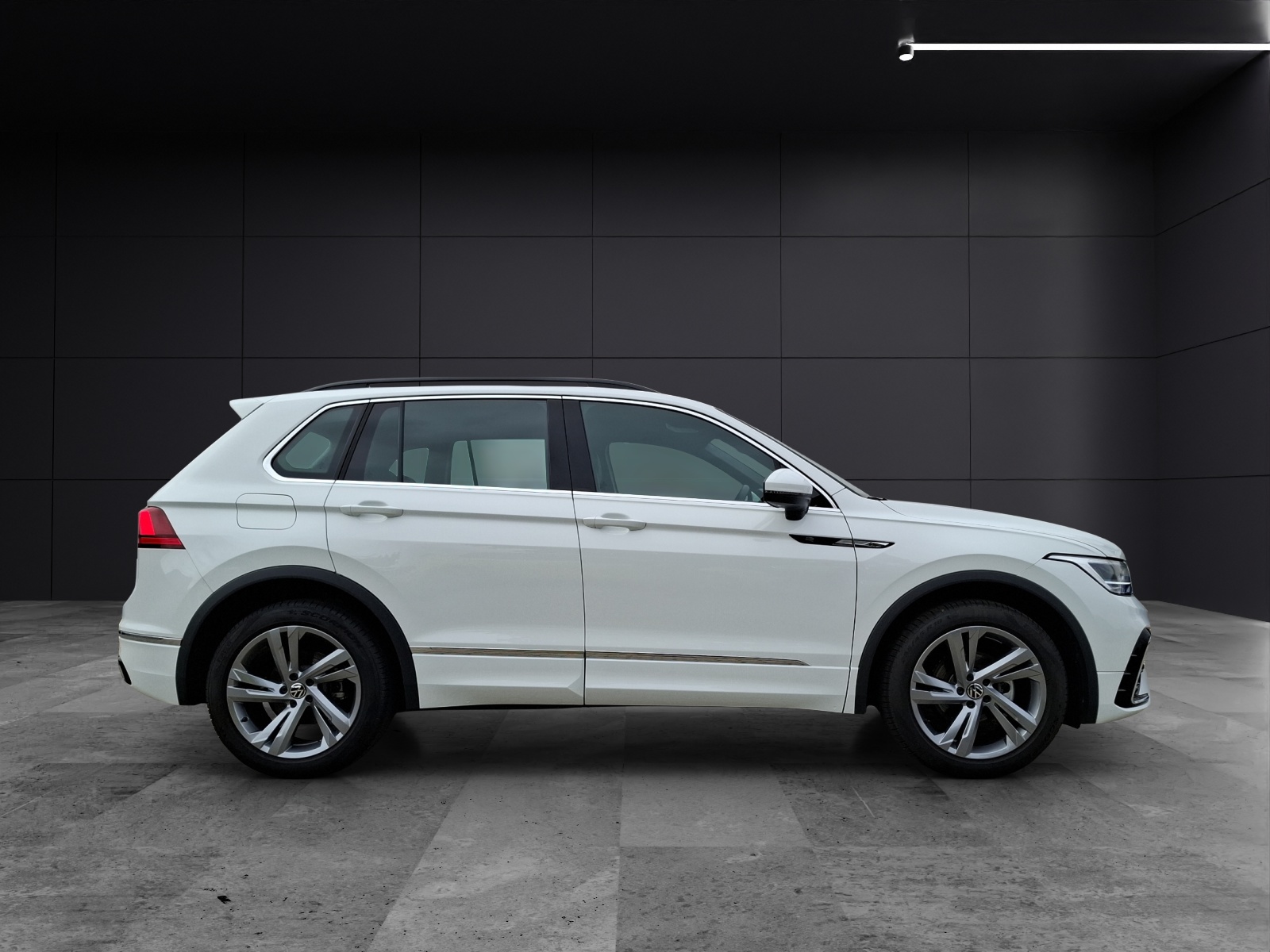 Fahrzeugabbildung Volkswagen Tiguan TSI R-Line DSG LED AID ACC PDC SH 19