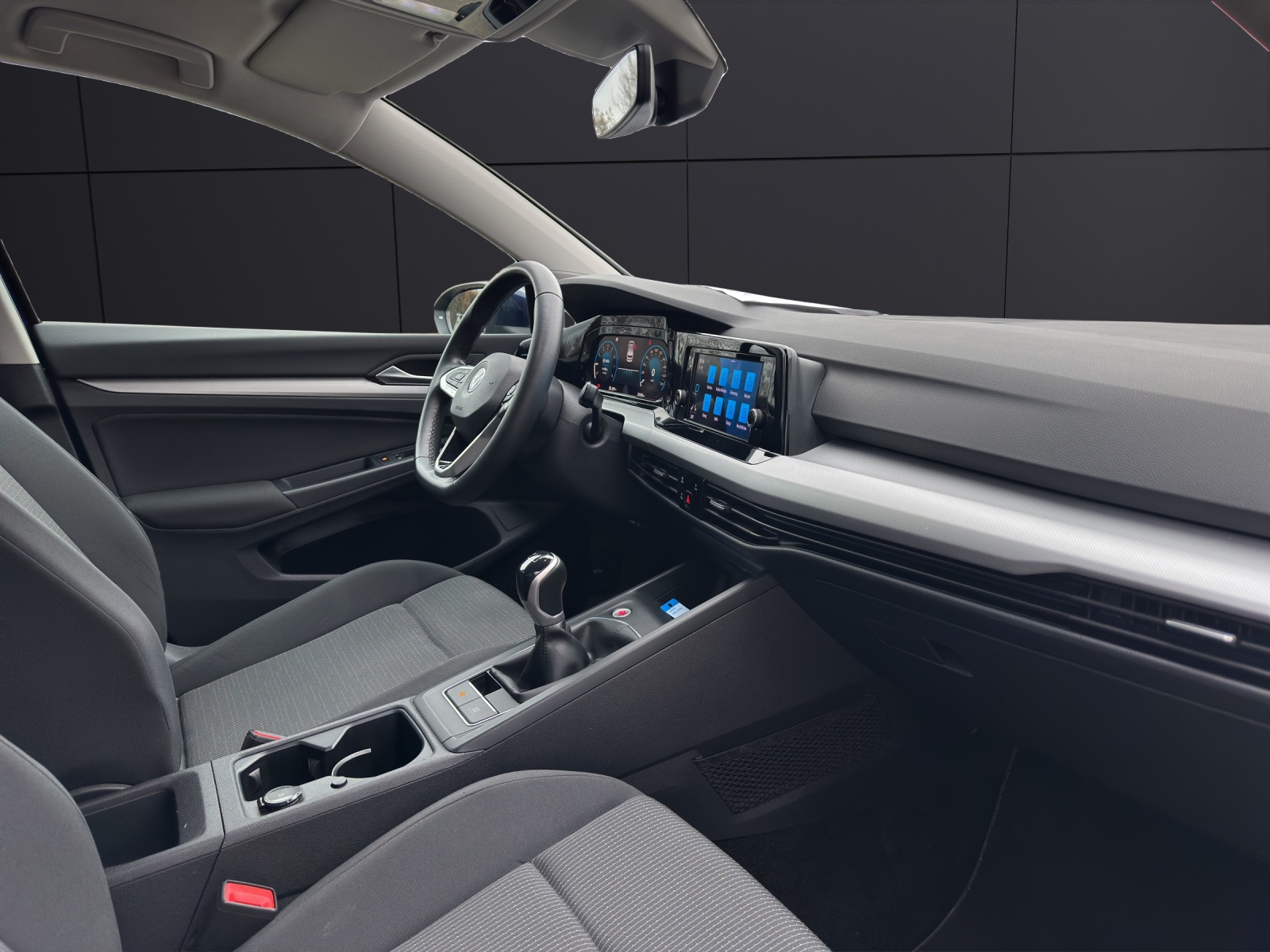 Fahrzeugabbildung Volkswagen Golf VIII TSI LED GRA PDC SHZ AID LM