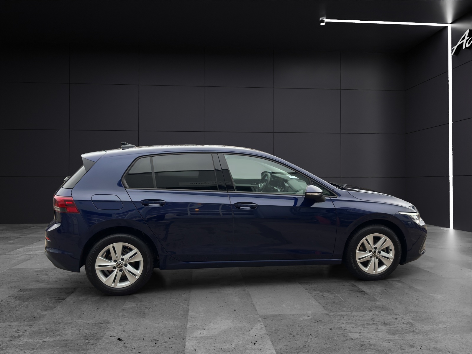 Fahrzeugabbildung Volkswagen Golf VIII TSI LED GRA PDC SHZ AID LM