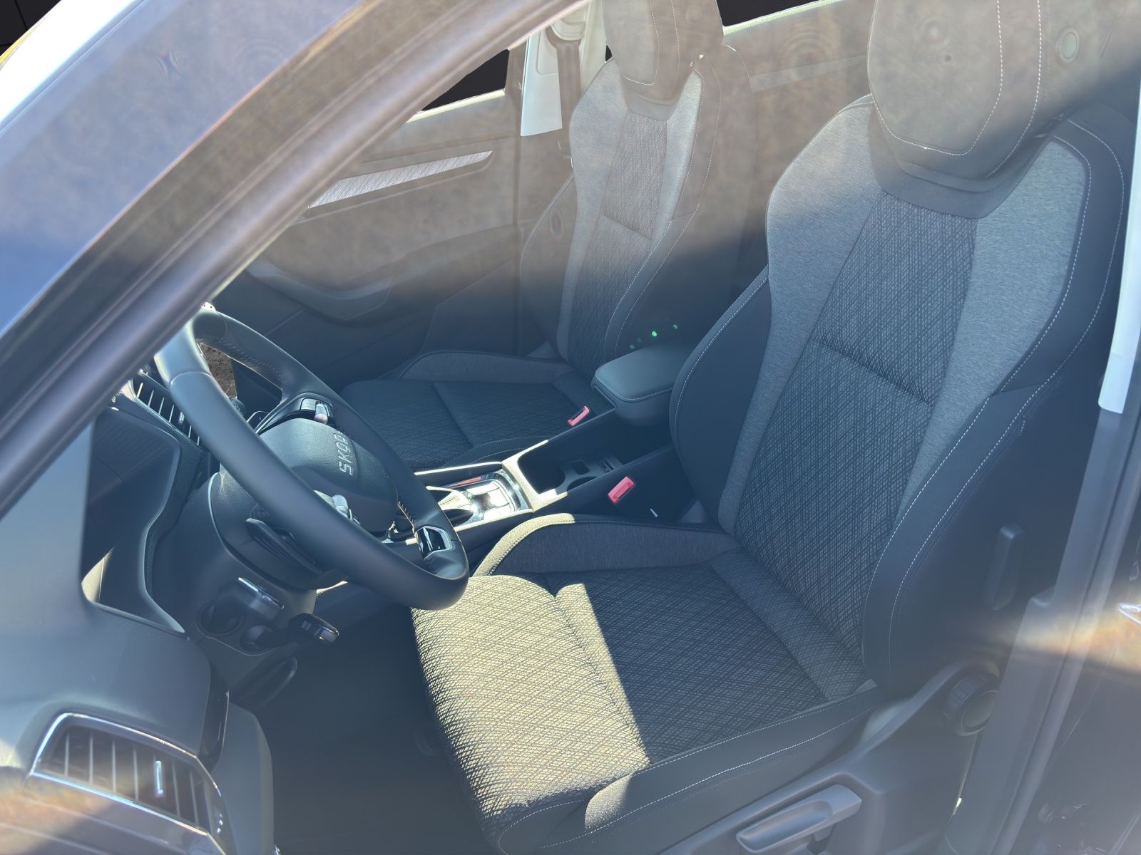 Fahrzeugabbildung SKODA Karoq Balance 1.5 TSI DSG AHZ LED RFK SH ACC Climatronic