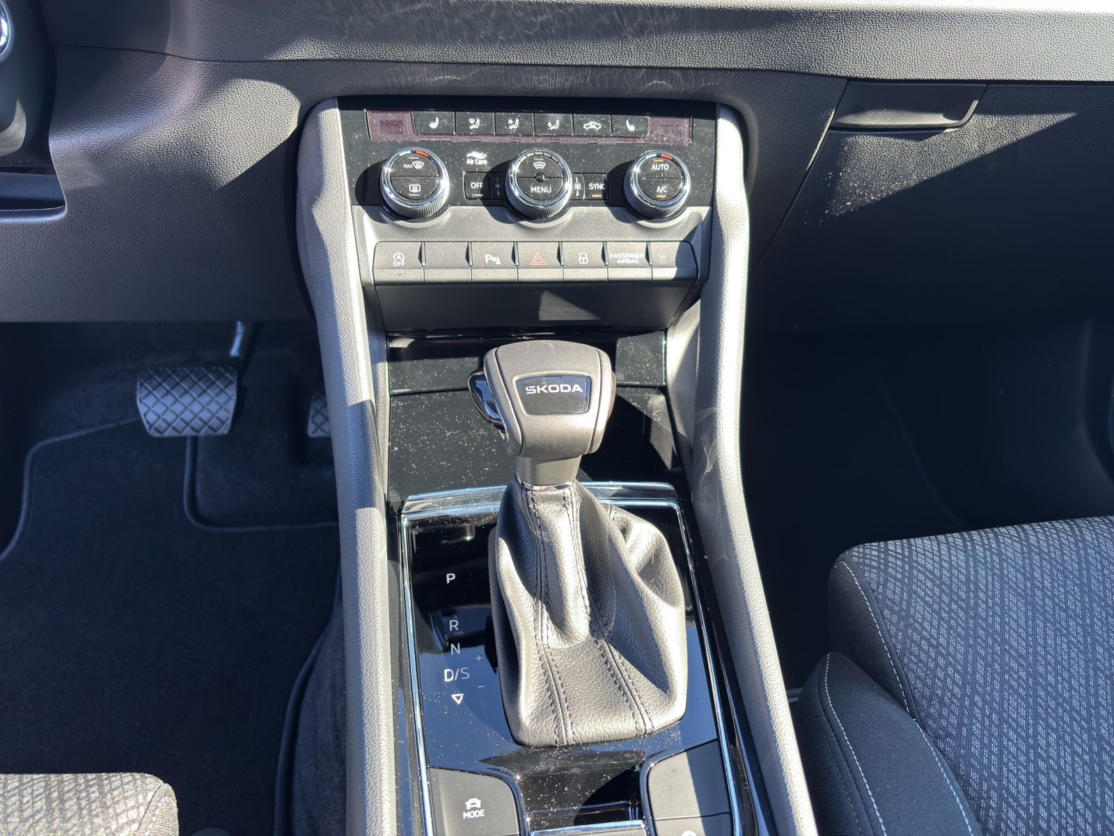 Fahrzeugabbildung SKODA Karoq Balance 1.5 TSI DSG AHZ LED RFK SH ACC Climatronic