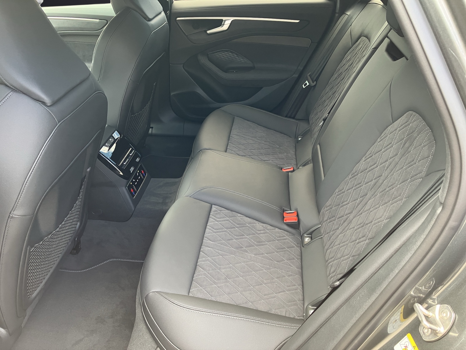 Fahrzeugabbildung Audi Audi A6 Avant 2.0 TDI quattro edition one , S tronic, Tech plus, S Sportfahrwerk