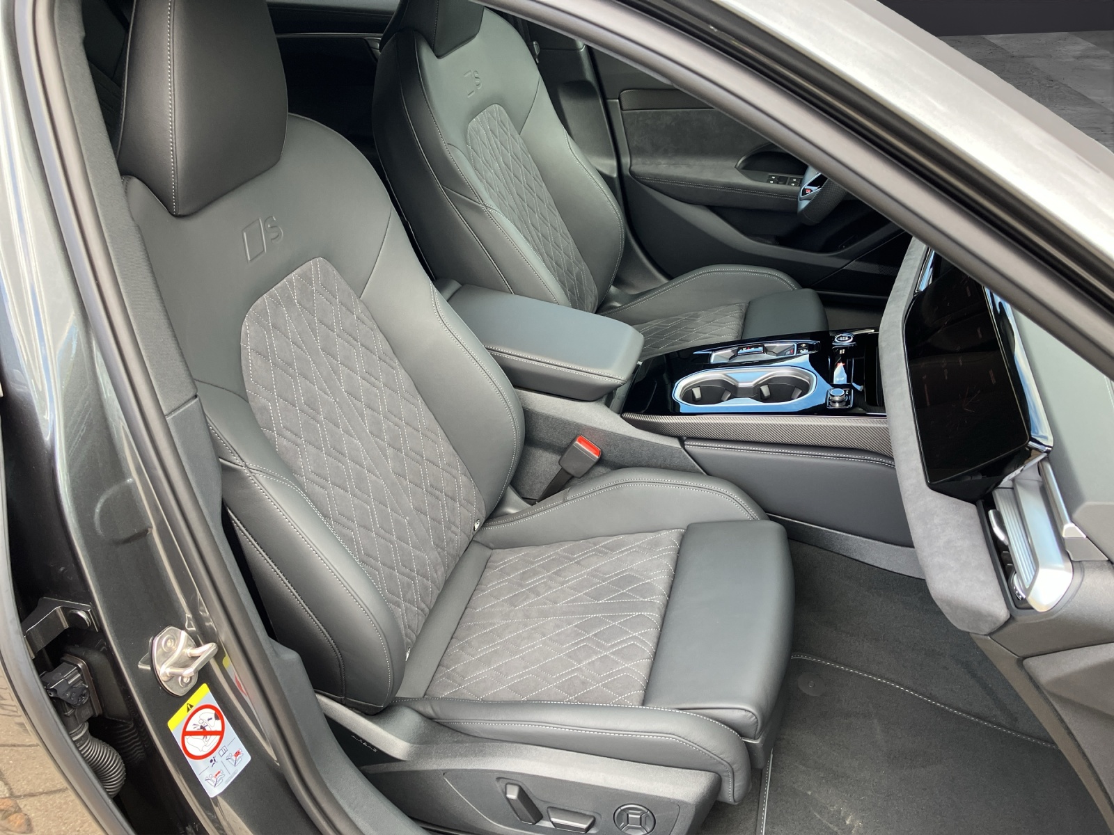 Fahrzeugabbildung Audi Audi A6 Avant 2.0 TDI quattro edition one , S tronic, Tech plus, S Sportfahrwerk