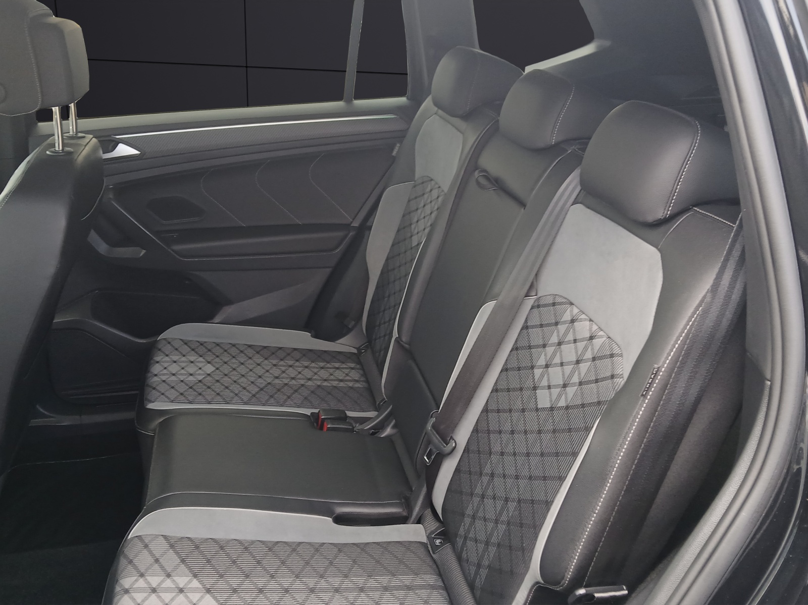 Fahrzeugabbildung Volkswagen Tiguan Allspace TSI R-Line DSG 4M Matrix AHK Navi HUD AID ACC RFK SH 20