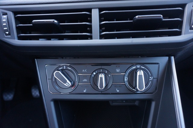 Fahrzeugabbildung Volkswagen Taigo TSI LED AHK SH PDC Klima DAB+