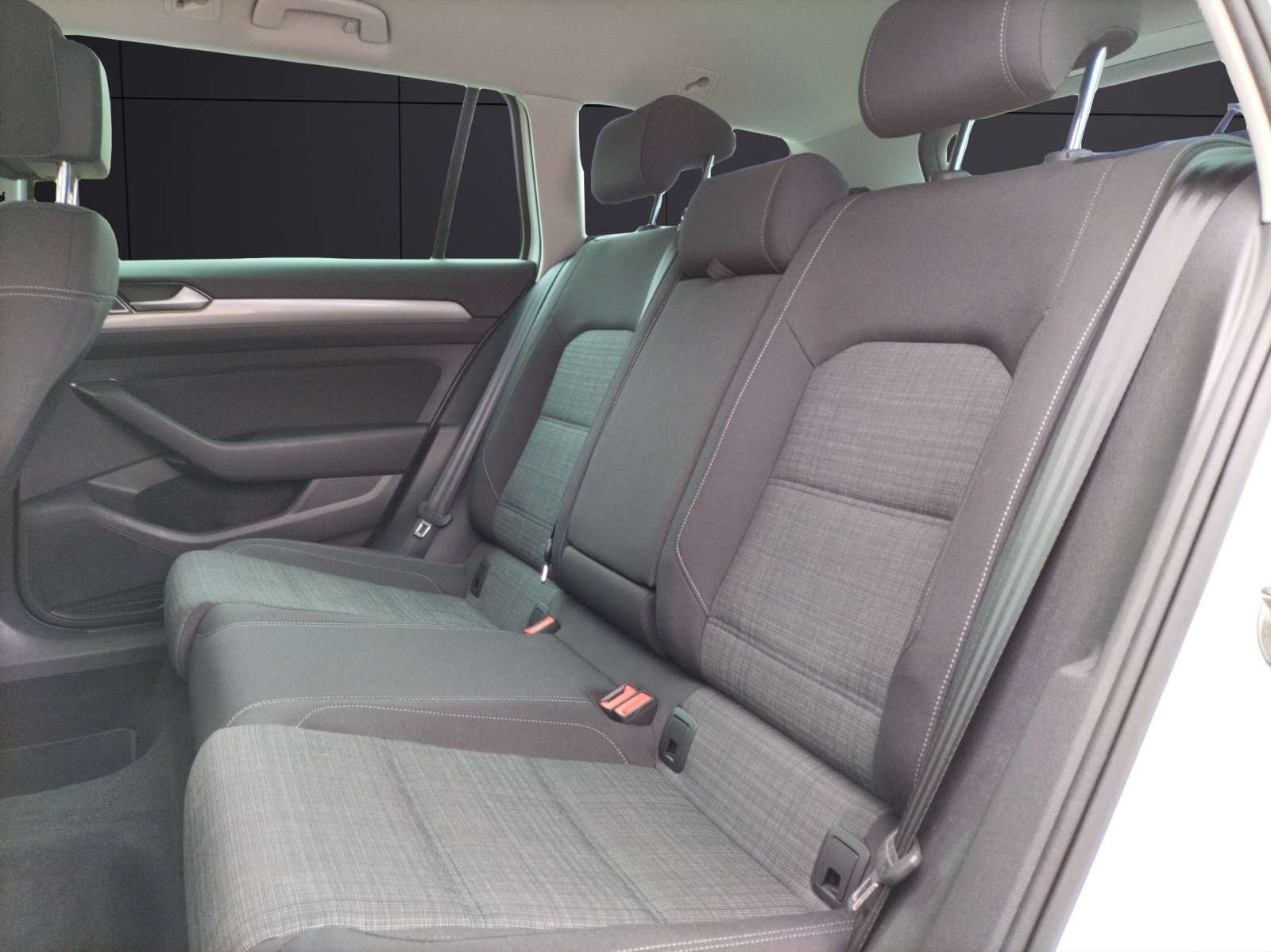Fahrzeugabbildung Volkswagen Passat Variant Business TDI DSG LED ACC AHK SHZ RearView WeConnect Navi Klima