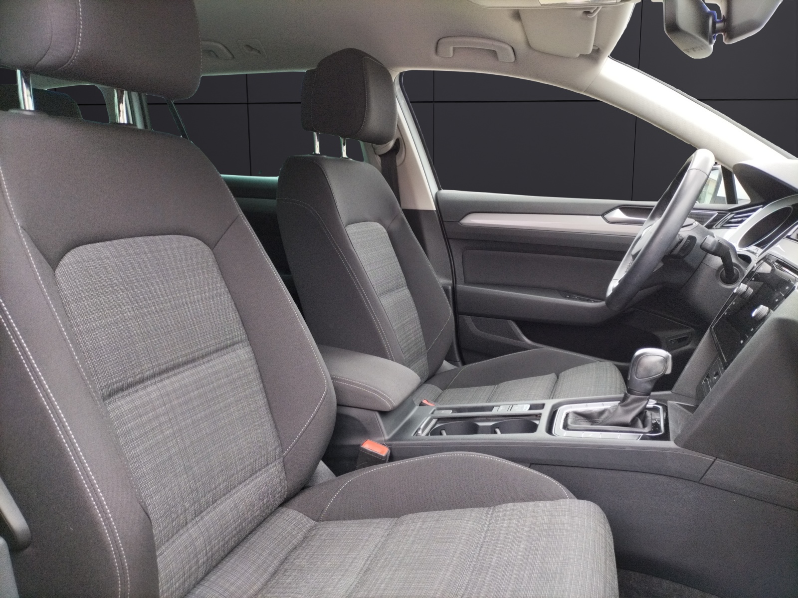 Fahrzeugabbildung Volkswagen Passat Variant Business TDI DSG LED ACC AHK SHZ RearView WeConnect Navi Klima