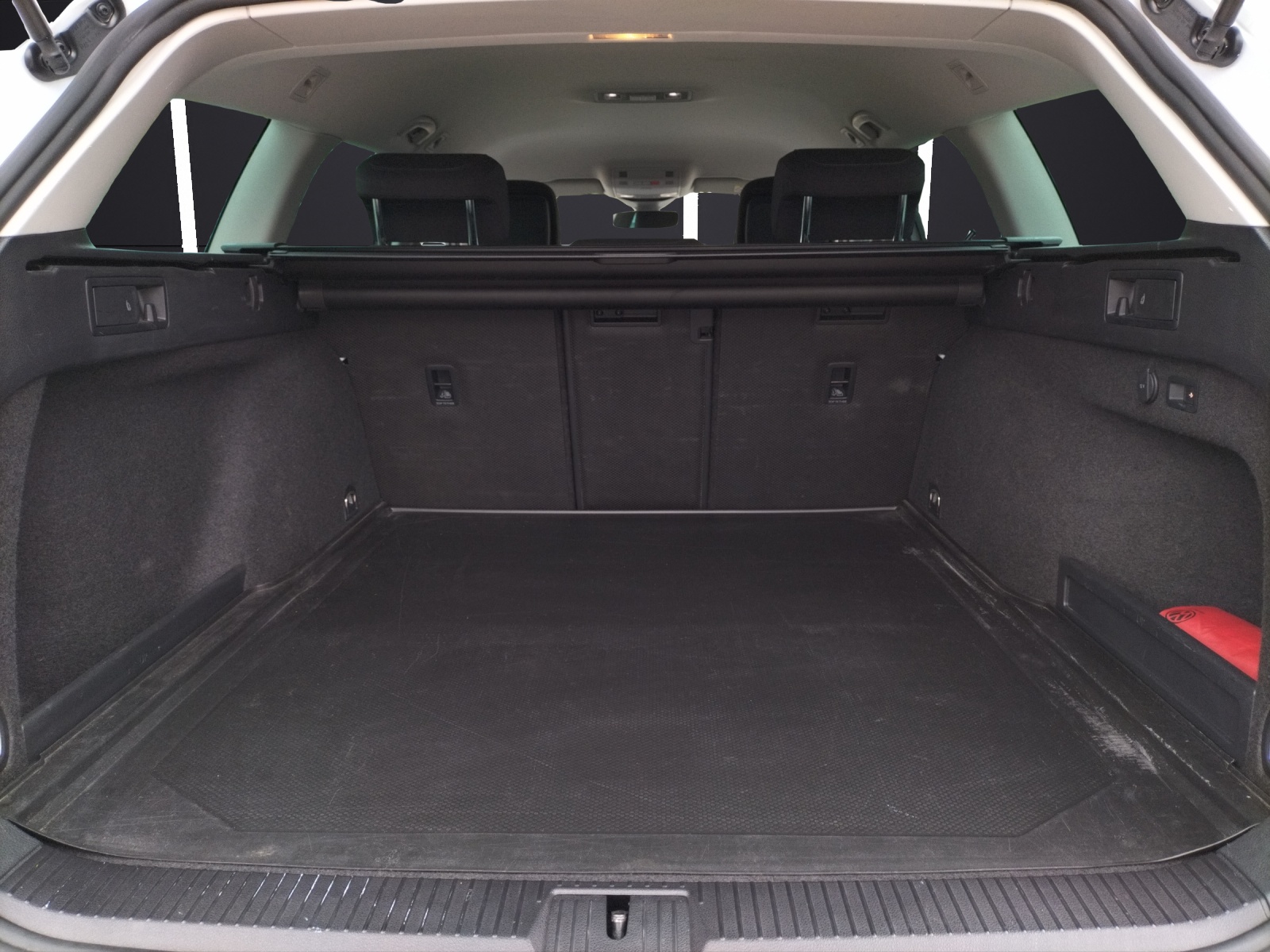 Fahrzeugabbildung Volkswagen Passat Variant Business TDI DSG LED ACC AHK SHZ RearView WeConnect Navi Klima
