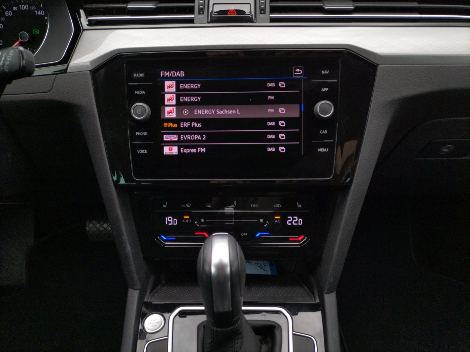 Fahrzeugabbildung Volkswagen Passat Variant Business TDI DSG LED ACC AHK SHZ RearView WeConnect Navi Klima