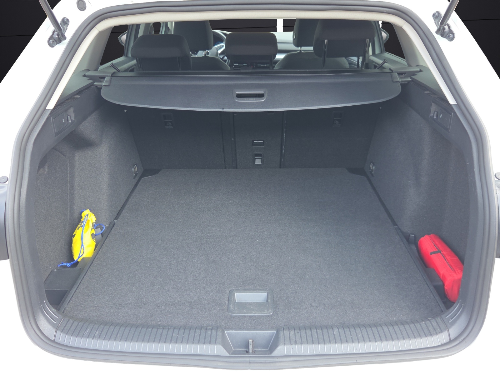 Fahrzeugabbildung Volkswagen Golf VIII Variant TDI Active DSG LED Navi AID ACC RFK SH