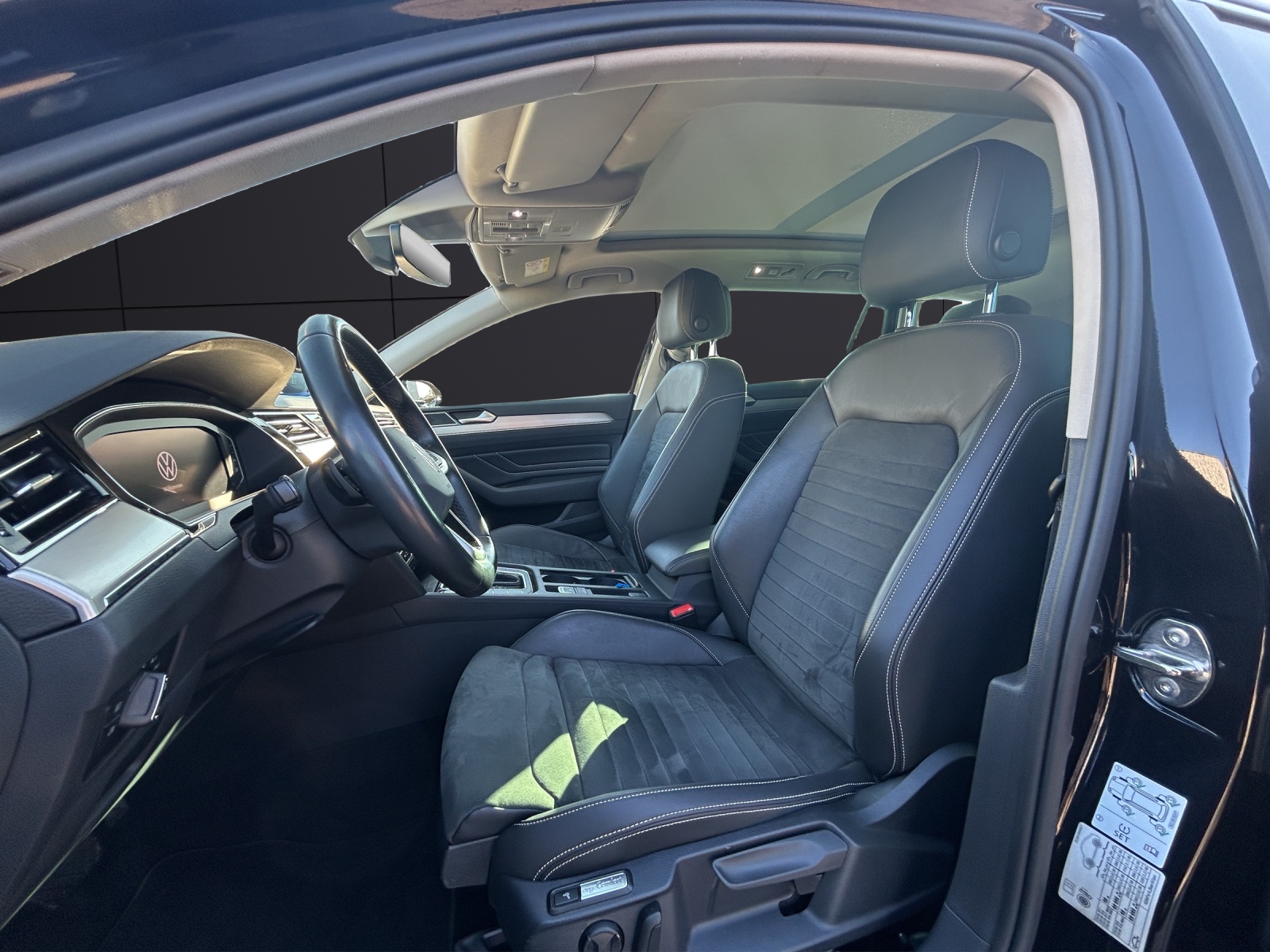 Fahrzeugabbildung Volkswagen Passat Variant Elegance TDI DSG IQ.Light ACC SH Pano Massage RearView AppConnect Ambiente Navi