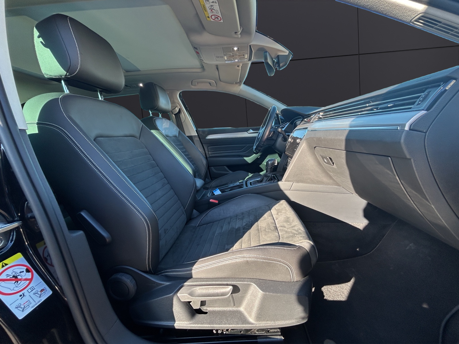 Fahrzeugabbildung Volkswagen Passat Variant Elegance TDI DSG IQ.Light ACC SH Pano Massage RearView AppConnect Ambiente Navi