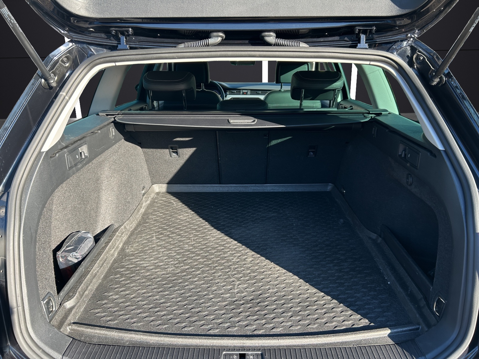 Fahrzeugabbildung Volkswagen Passat Variant Elegance TDI DSG IQ.Light ACC SH Pano Massage RearView AppConnect Ambiente Navi