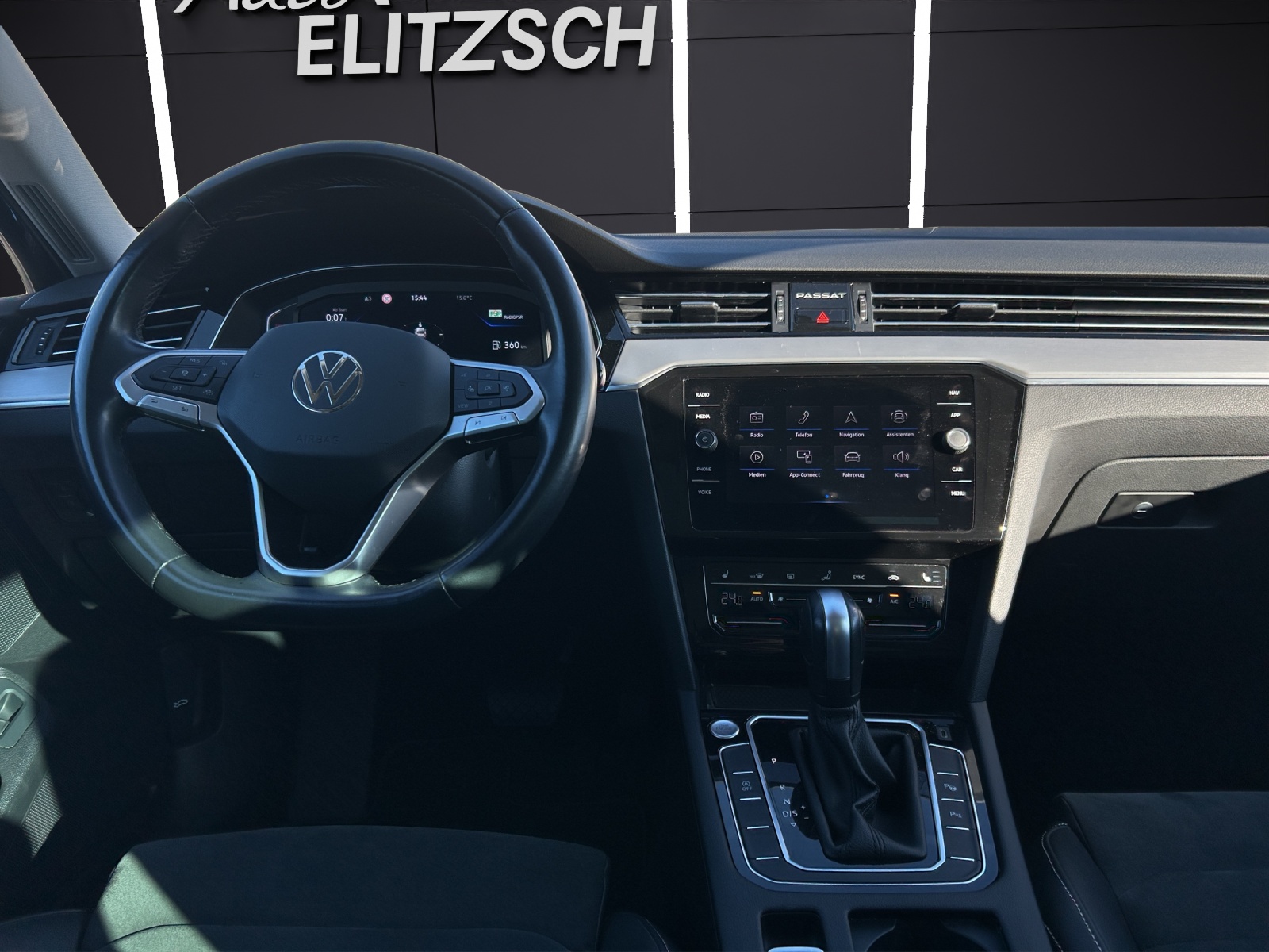 Fahrzeugabbildung Volkswagen Passat Variant Elegance TDI DSG IQ.Light ACC SH Pano Massage RearView AppConnect Ambiente Navi