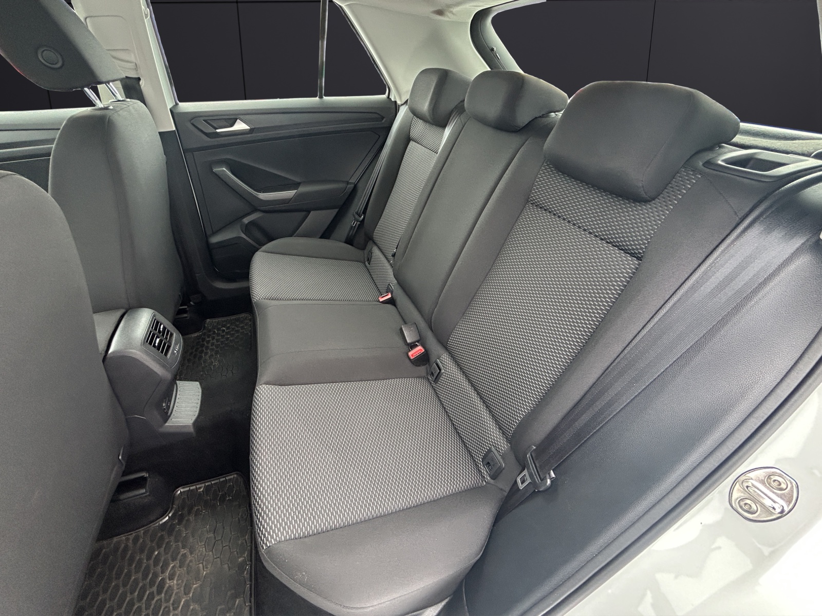 Fahrzeugabbildung Volkswagen T-Roc TSI ACC PDC SH LM