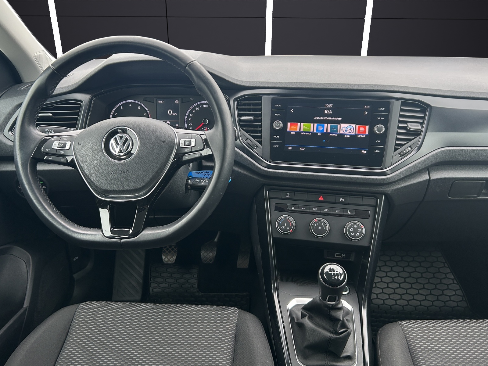 Fahrzeugabbildung Volkswagen T-Roc TSI ACC PDC SH LM